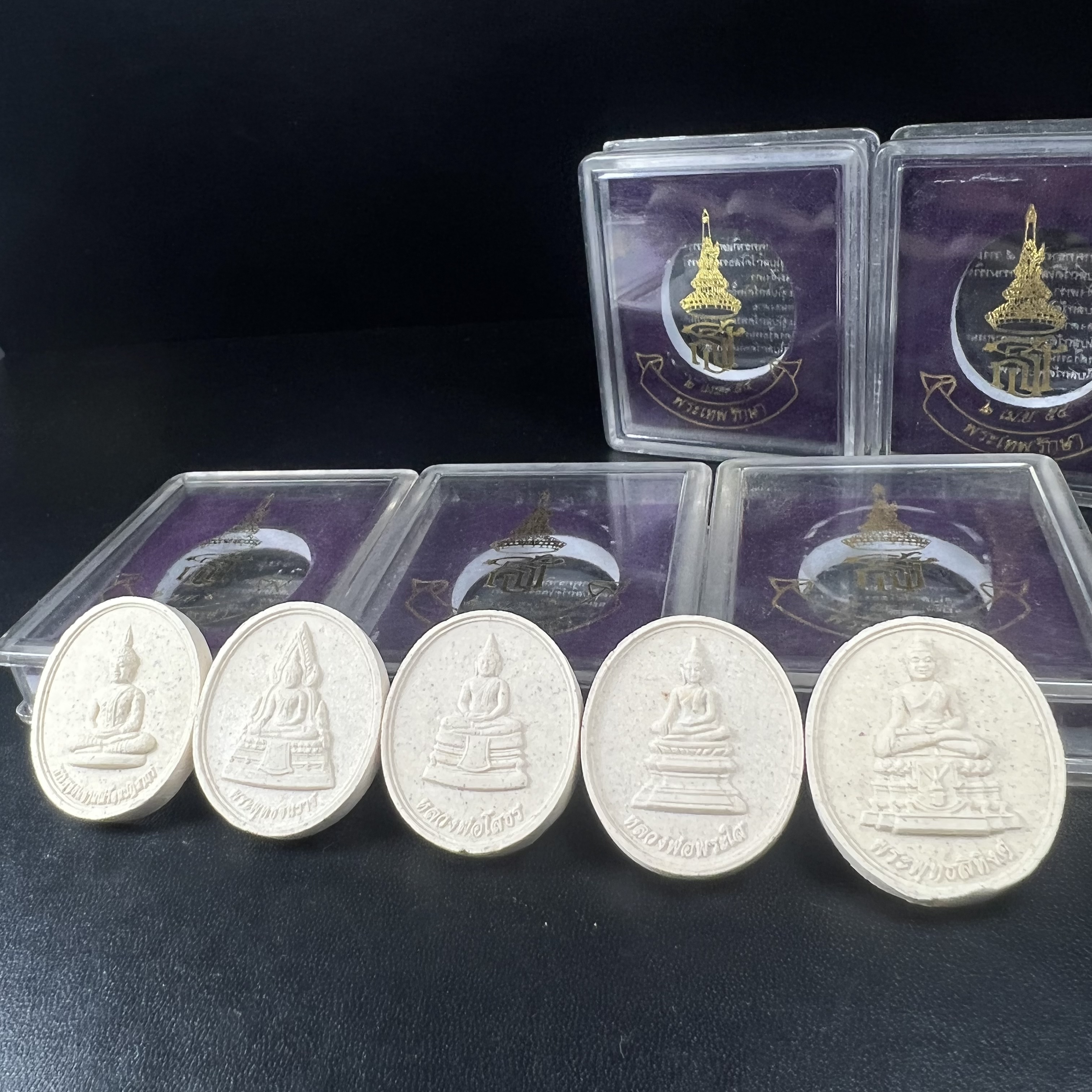 พระเบญจพุทธปาฏิหาริย์ สธ. รุ่น “พระเทพรักษา” ปี 2554 ชุดเนื้อผง ขนาด 2.5 ซม.(ครบชุด 5 องค์) พร้อมกล่องบรรจุเดิมครบสมบูรณ์(พิธีใหญ่ มหาพุทธาภิเษก 5 วัด 5 พิธี)