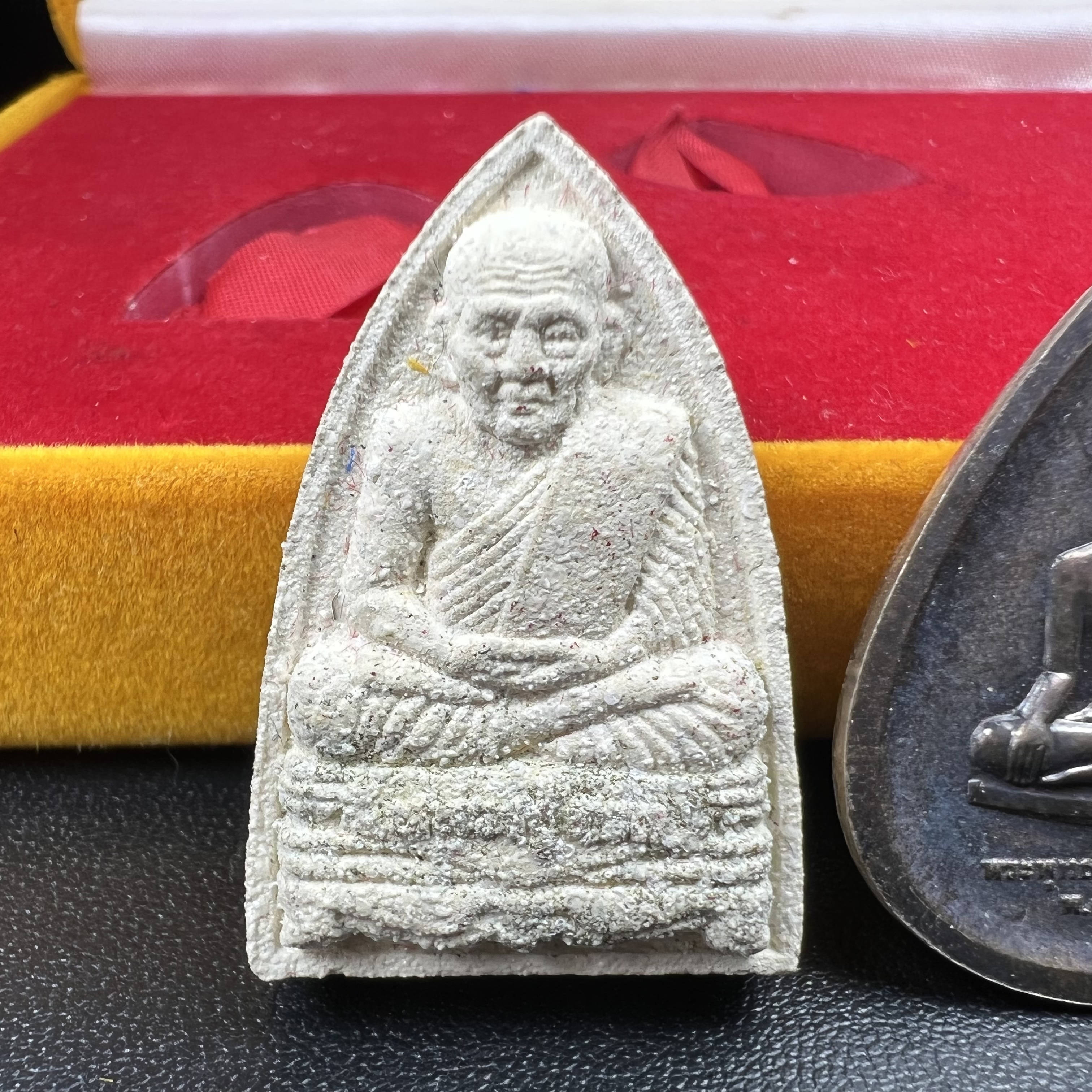 พระหลวงปู่ทวด ภปร.ปี2547 (เนื้อพิเศษกรรมการ)ทรงกลีบบัวและทรงกลีบขนุน เนื้อผงสมเด็จฯ(โรยผงตะไบ ชนวนเก่า) พร้อมเหรียญพระพุทธสิหธรรมมงคล ภปร. ทรงหยดน้ำ เนื้อเงินแท้ กล่องบรรจุเดิมครบ(1ชุด 3 องค์)(หายาก)