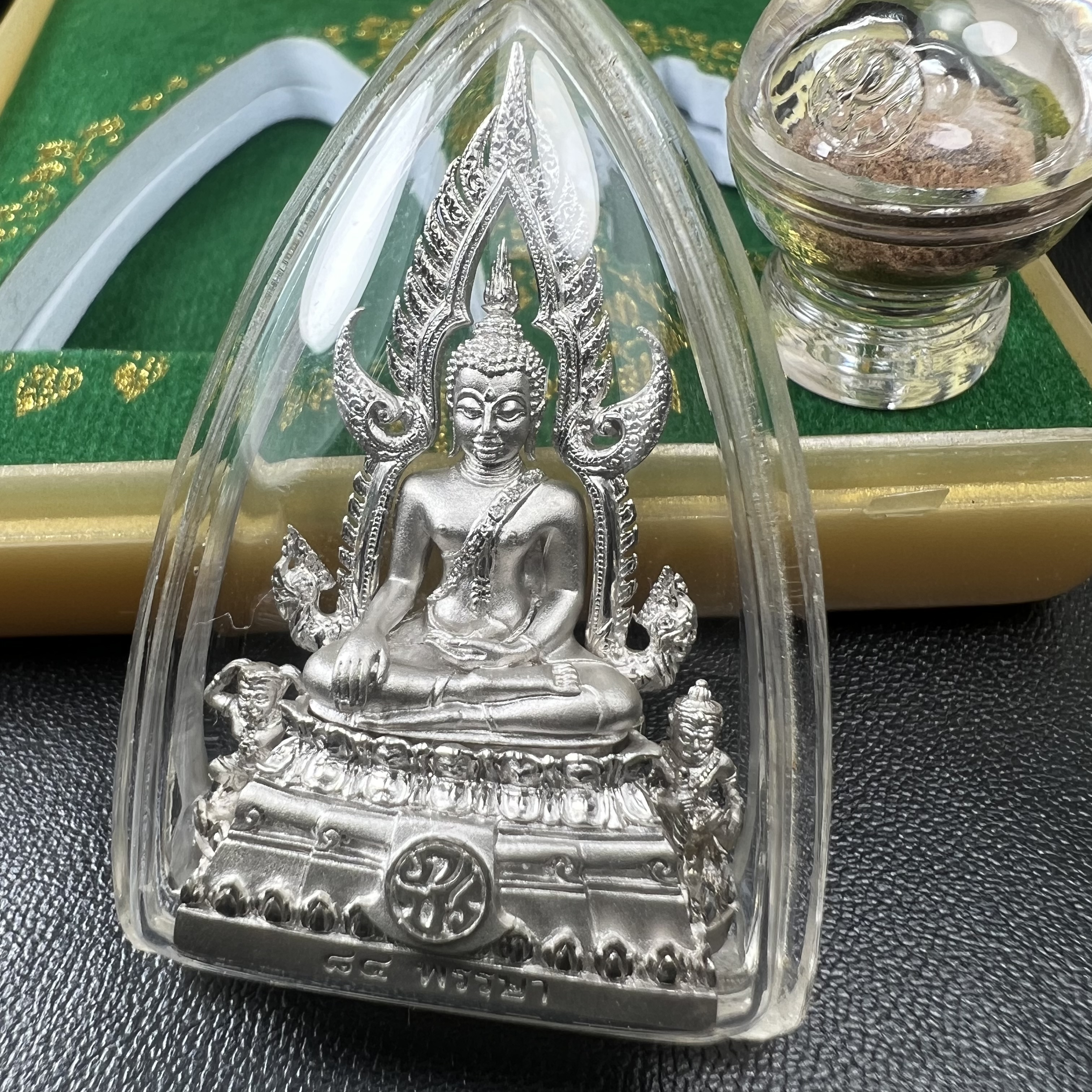 พระพุทธชินราช(จำลอง) ภปร. 84 พรรษา ปี 2554 เนื้อเงินชุบทองคำขาว พิมพ์กลางขนาดหน้าตัก 1/2 นิ้ว(พระราชทานมวลสาร จิตรลดาและเส้นพระเจ้า(เส้นผม)รัชกาลที่9)พุทธศิลป์ทรงคุณค่าอีกหนึ่งรุ่นยอดนิยม