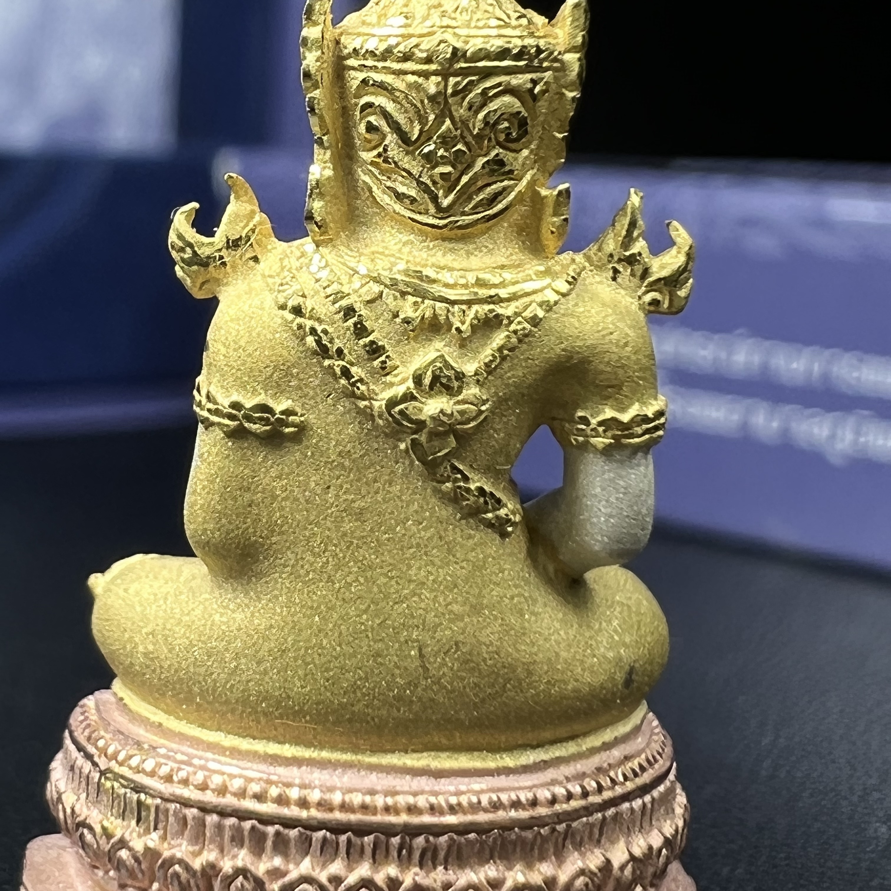 พระแก้วมรกต ภปร. ปี2547 จัดสร้างโดย รพ.ภูมิพลฯ เนื้อเงิน (3 กษัตริย์)ลอยองค์ หน้าตัก 1/2 นิ้ว งดงามทรงคุณค่าอีกหนึ่งรุ่นยอดนิยม หายาก