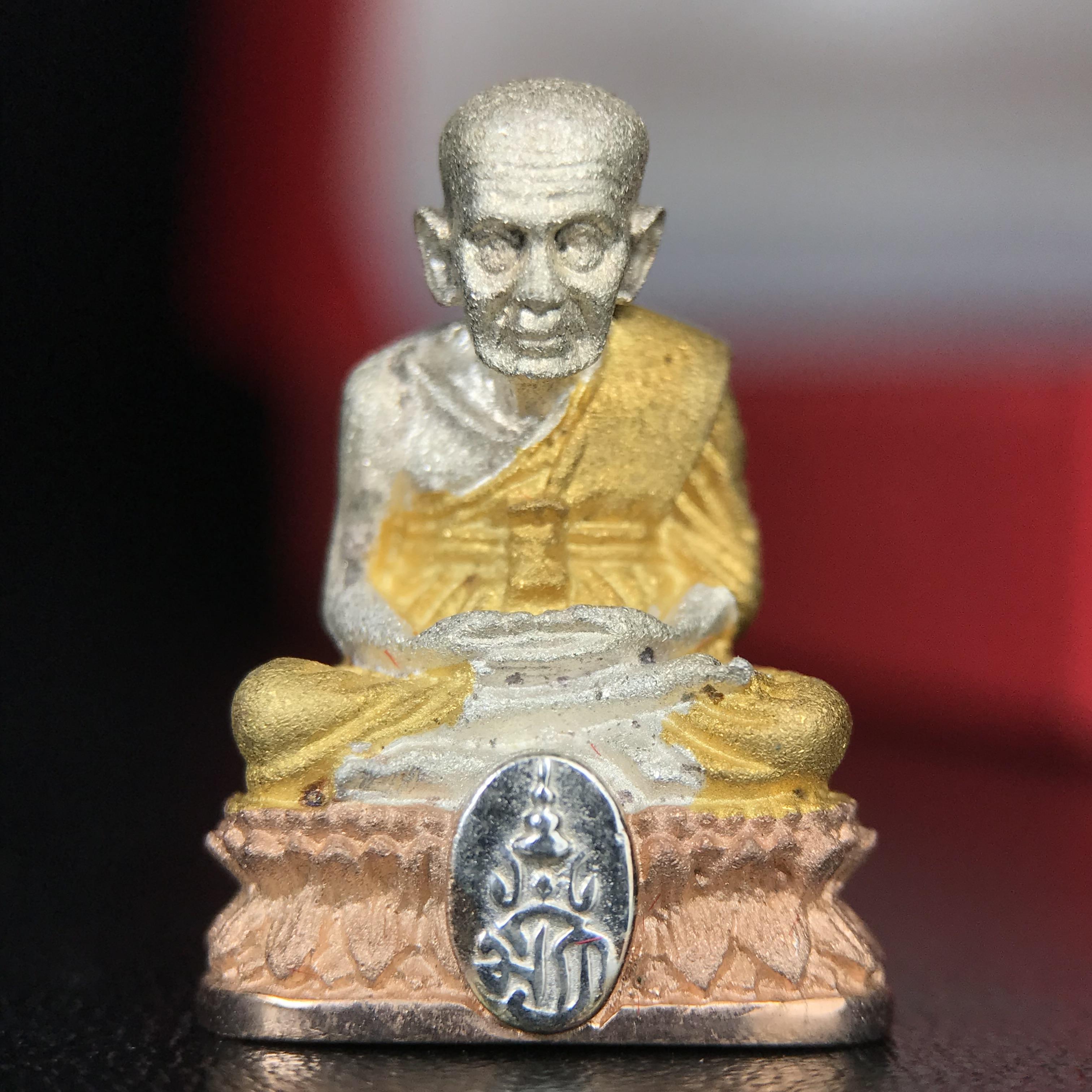 สมเด็จหลวงปู่ทวด วัดช้างให้ รุ่น เฉลิมพระเกียรติ ตราสัญลักษณ์ มวก. พิมพ์ลอยองค์เนื้อเงิน-สามกษัตริย์ ปี 2544 พิธีพุทธาภิเษกใหญ่ ณ อุโบสถวัดช้างให้และอุโบสถวัดพระศรีรัตนศาสดาราม ( วัดพระแก้ว )โดยนิมนต์เกจิชื่อดังสายใต้ทั้งหมดจำนวน 108 รูป