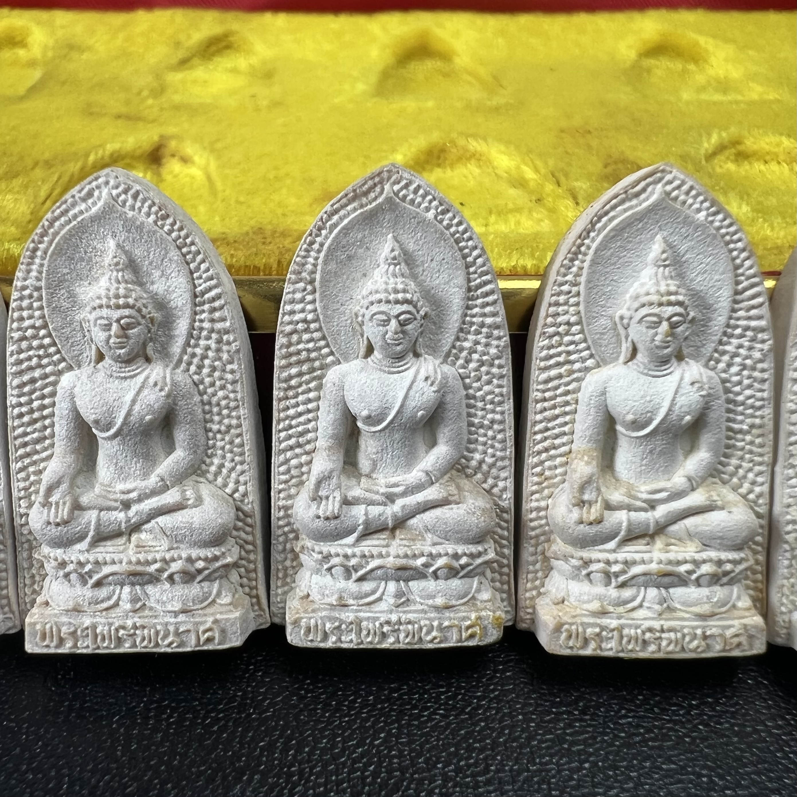 พระไพรีพินาศ ภปร. ครบ 5 รอบ ร.9 ปี 2530(เนื้อผงพิมพ์ใหญ่) ชุดกรรมการ บรรจุจำนวน 10 องค์ ในกล่อง ตราสัญลักษณ์ ภปร.(ในหลวงรัชกาลที่9เสด็จในพิธีเจิมพระสุหร่าย)พระดี พิธีใหญ่ ประกอบพิธีพุทธาภิเษกพร้อมกับพิธีพระกริ่งปวเรศ ปี2530 วัดบวรนิเวศวิหาร(1 ใน 15 ชุด)