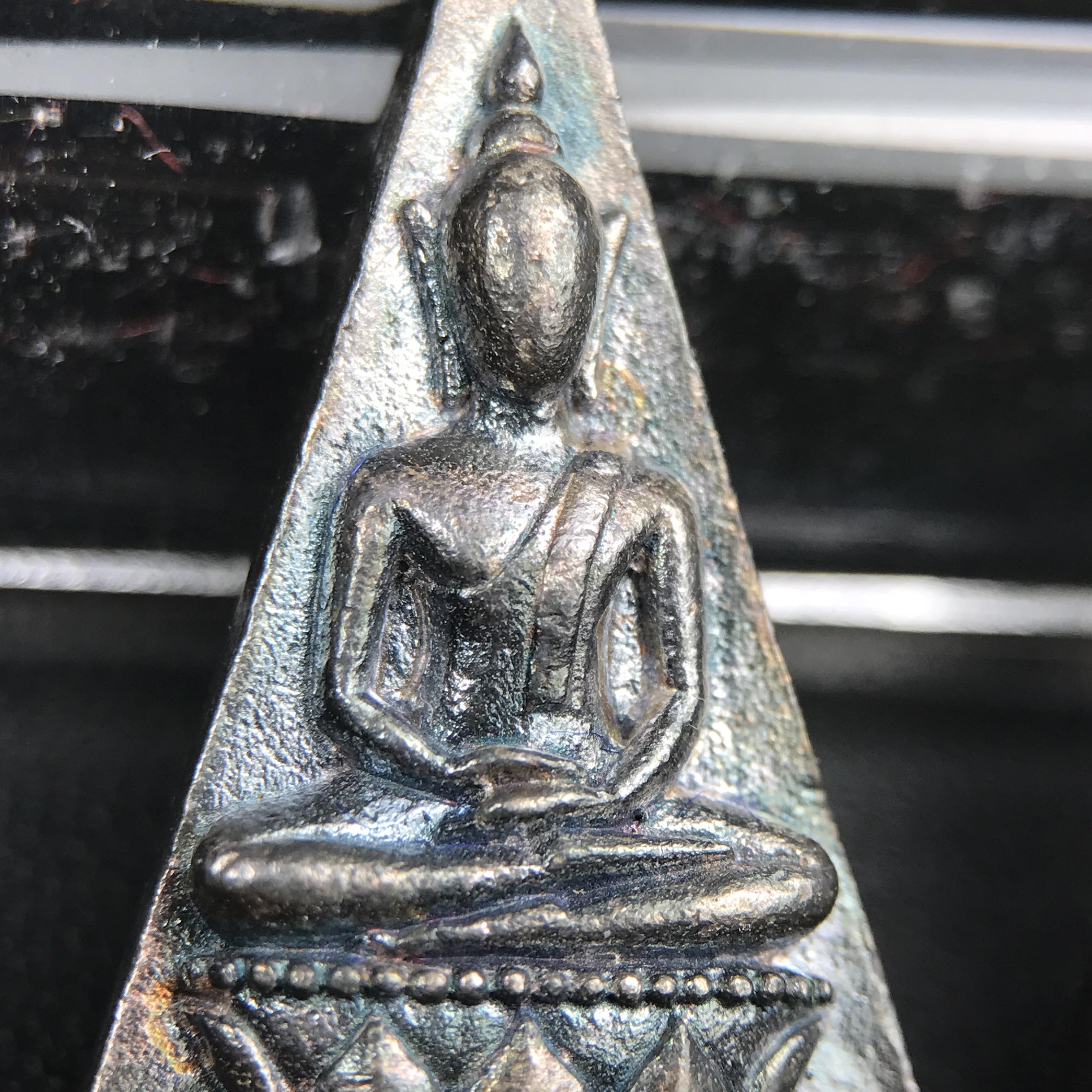 พระกำลังแผ่นดิน (สมเด็จจิตรลดา2) จัดสร้างเฉลิมพระเกียรติ ร.9 ครองราชย์ 50 ปี 2539 เนื้อเงิน(ผิวเดิมกลับดำ รุ้งๆสวย)+เนื้อนวโลหะ(สร้างน้อยหายาก)พร้อมกล่องบรรจุเดิมครบสมบูรณ์(1ใน2539องค์)