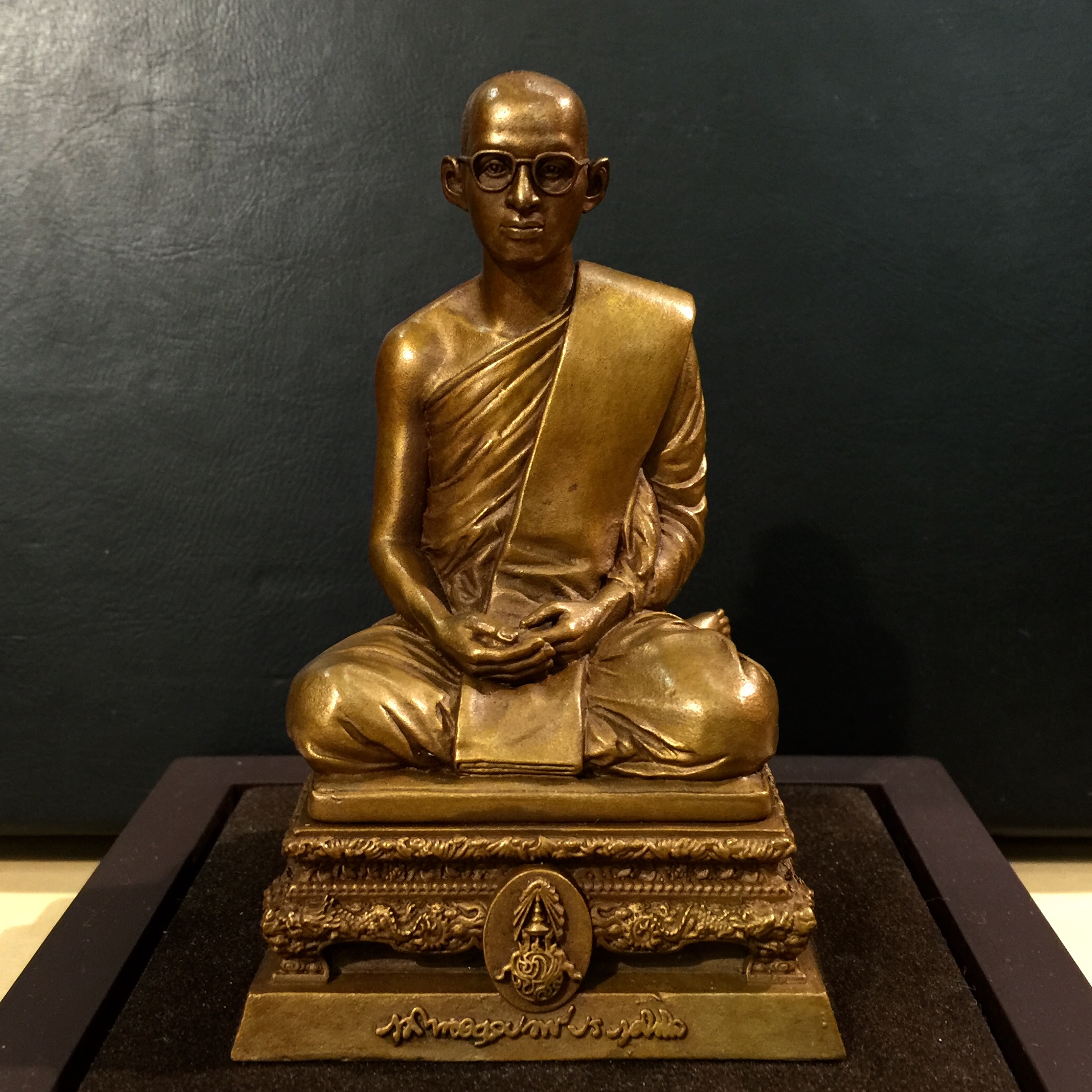 พระบรมรูปพระบาทสมเด็จพระเจ้าอยู่หัวทรงผนวช กำลังแผ่นดิน ปี2554