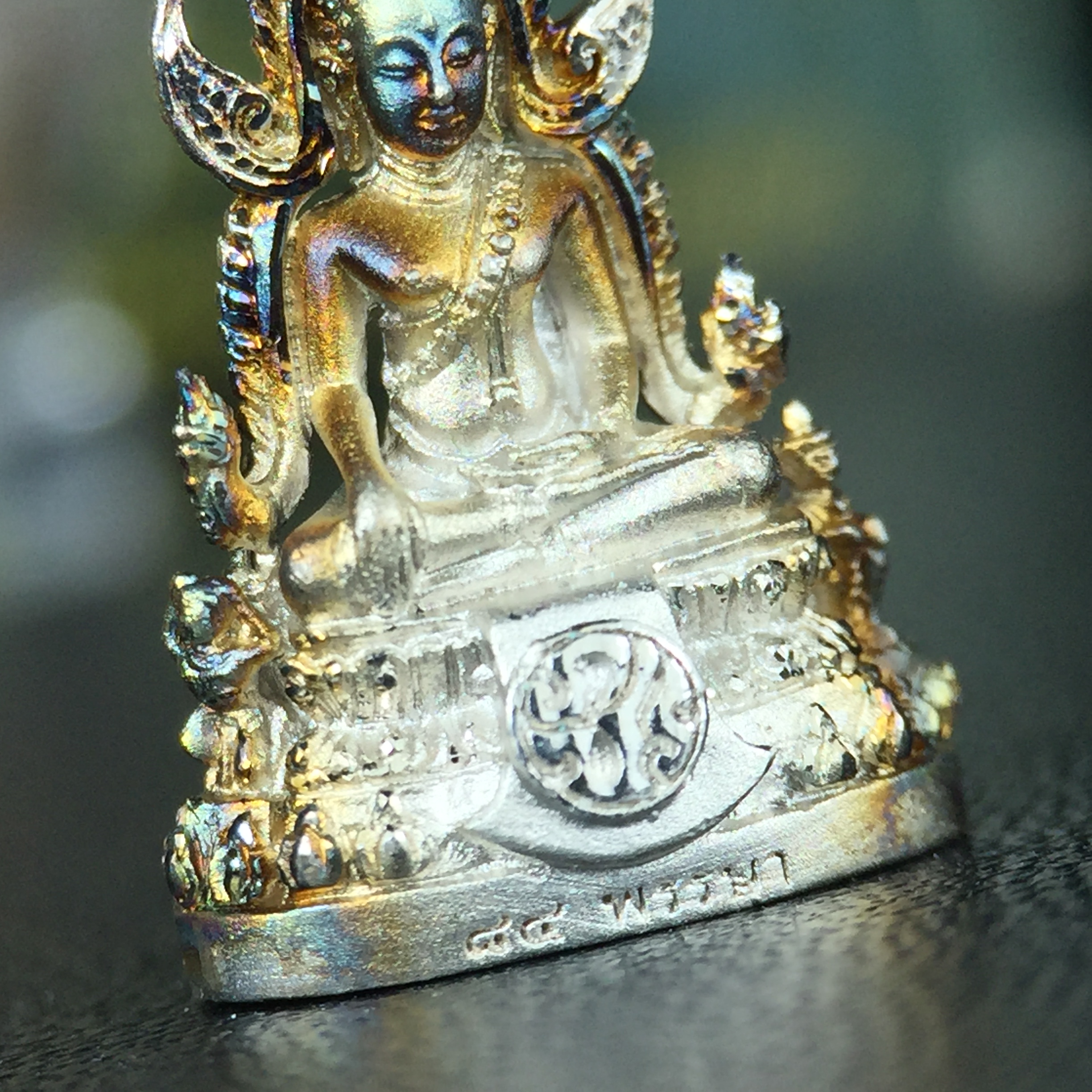 พระพุทธชินราช(จำลอง) ภปร. 84 พรรษา เนื้อเงินชุบทองคำขาว พิมพ์เล็กขนาดหน้าตัก 1/4 นิ้ว (สภาพผิวเดิมสวย ขึ้นสีรุ้งธรรมชาติ แบบนิยม)(พระราชทานมวลสาร จิตรลดาและเส้นพระเจ้า(เส้นผม))