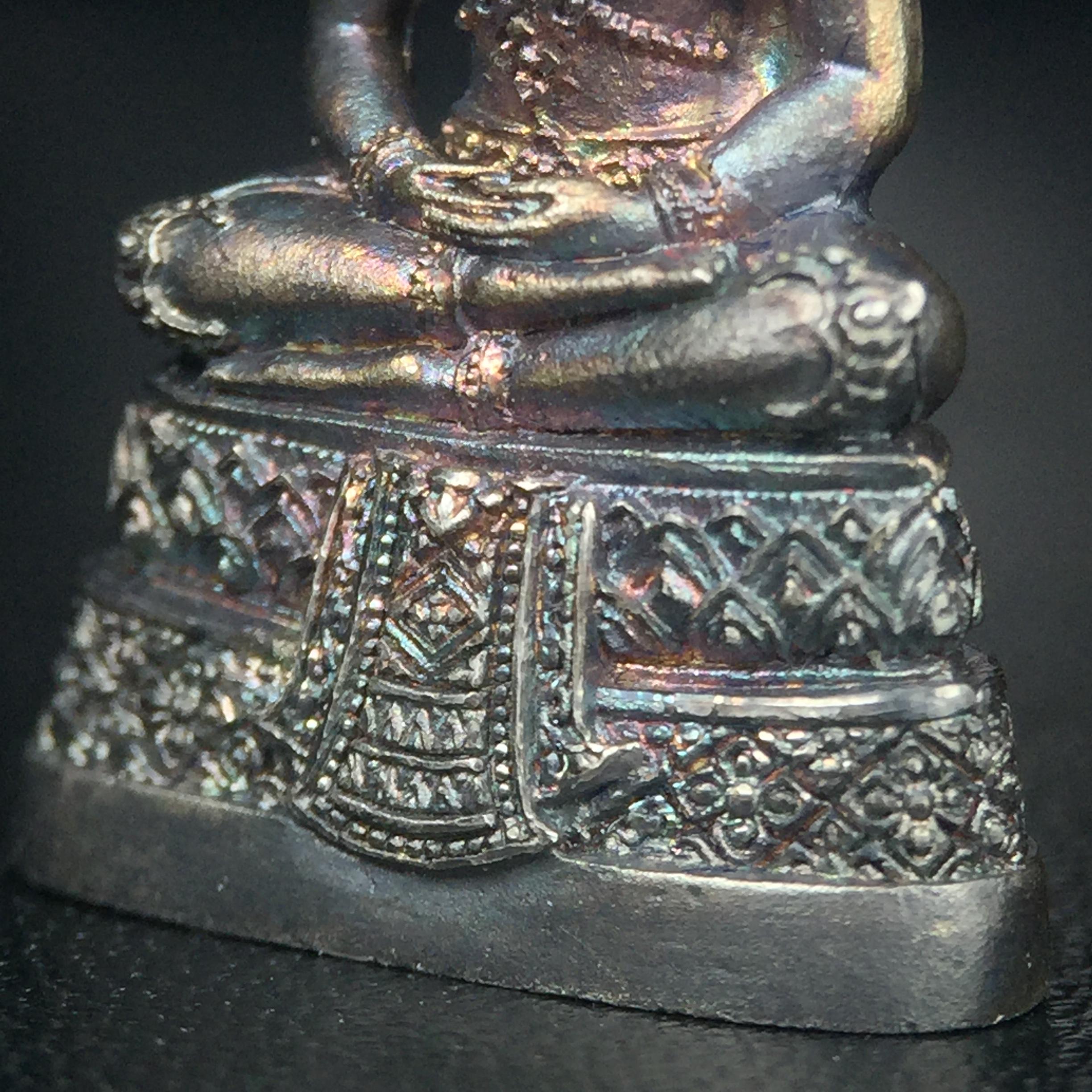 พระแก้วมรกต กรมสรรพสามิตจัดสร้างขึ้นเนื่องในโอกาสครบรอบ 64 ปีของกรมสรรพสามิต และเนื่องในวโรกาสที่พระบาทสมเด็จพระเจ้าอยู่หัวทรงครองราชย์ครบ50ปีเมื่อ พ.ศ.2539 เนื้อเงินทรายนวลขัดเงา(ผิวเดิมๆขึ้นสีรุ้งธรรมชาติสวย(สเน่ห์พระเนื้อเงินสีสันที่ธรรมชาติสรรค์สร้าง)