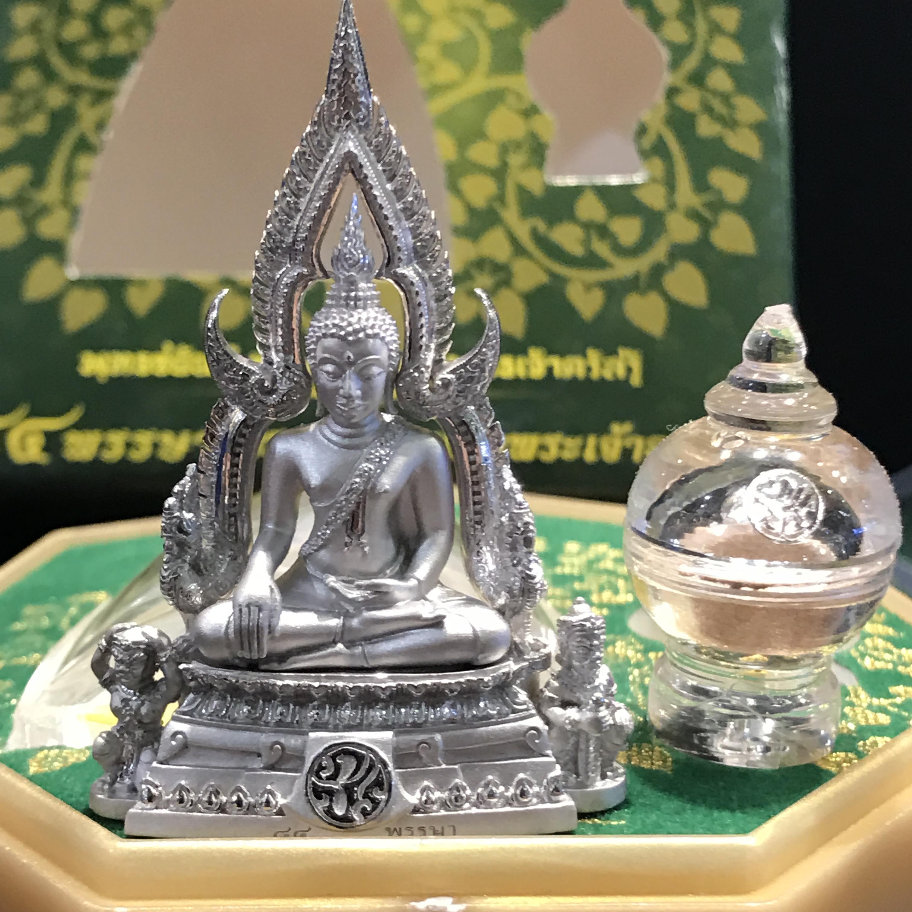 พระพุทธชินราช(จำลอง) ภ.ป.ร. 84 พรรษา เนื้อเงินชุปทองคำขาว พิมพ์ใหญ่ขนาดหน้าตัก 3/4 นิ้ว