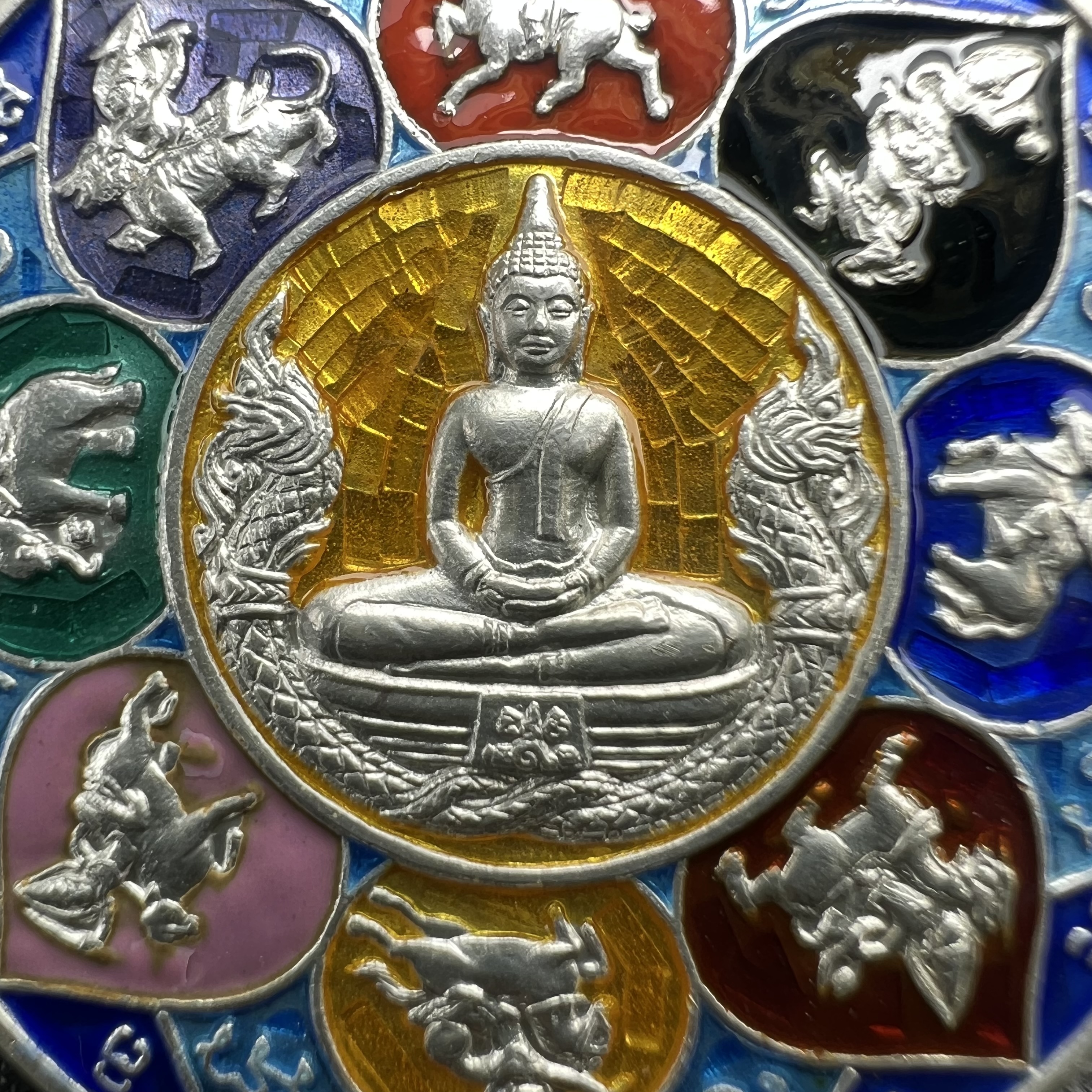 เหรียญหลวงพ่อโสธร รุ่นดวงชะตาคู่ชีวิต พิธีมหาจักรพรรดิตราธิราชครั้งยิ่งใหญ่ พิธีสวดนพเคราะห์เพื่อความเป็นสิริมงคล ปี 2547 ณ พระอุโบสถวัดโสธรวรารามวรวิหาร จ.ฉะเชิงเทรา เนื้อเงินลงยาราชาวดี ขนาด 3.2 ซม.พร้อมกล่องบรรจุเดิมสภาพสวยครบสมบูรณ์