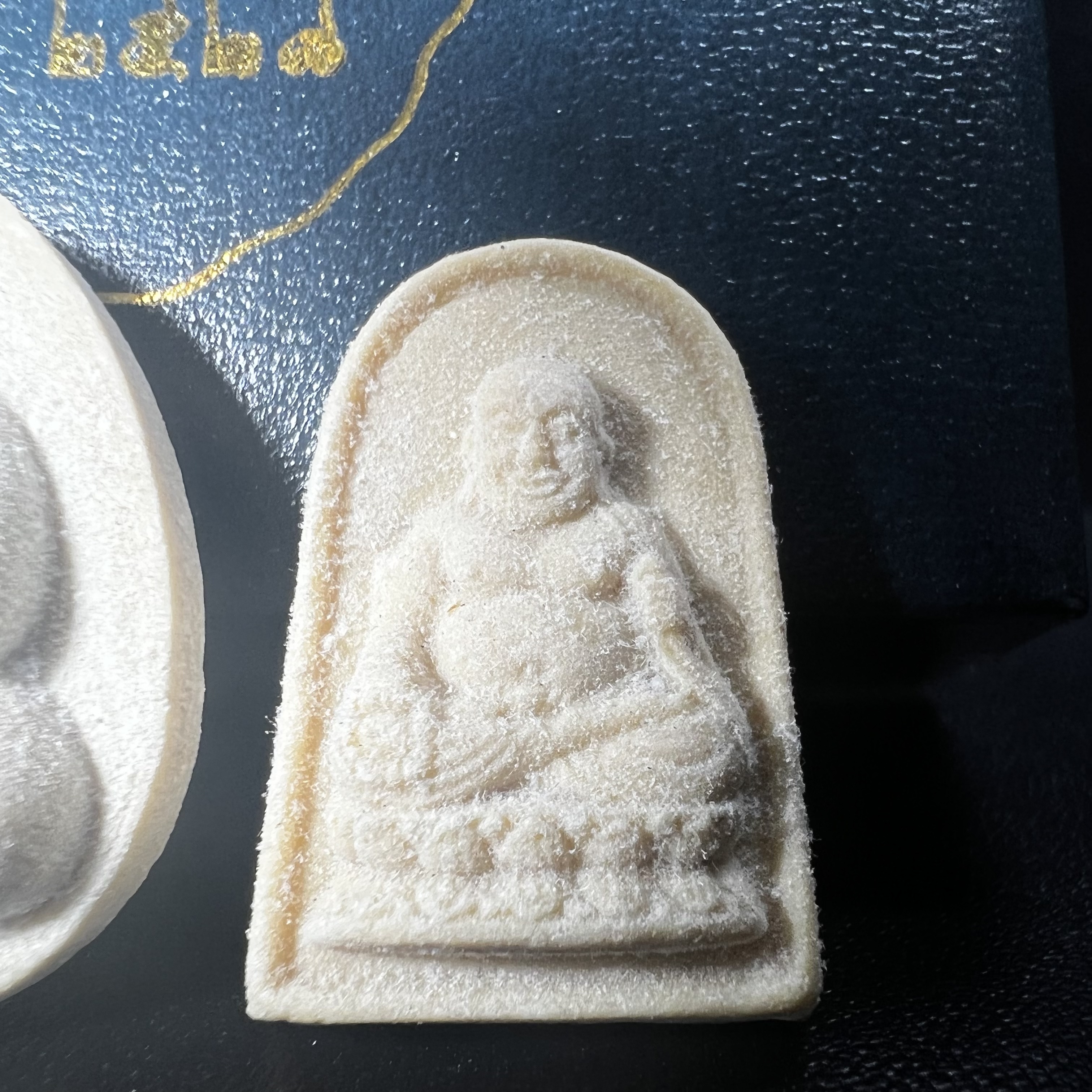 พระปิดตา รุ่นแรก ชุดกรรมการ ชุดมงคลการบำเพ็ญกุศลอายุครบ 6 รอบ(72 พรรษา) สมเด็จพระญาณสังวร วัดบวรนิเวศวิหาร วันที่ 2-3 ตุลาคม 2528 (1ชุดประกอบด้วยพระเนื้อผง 4 รายการ)ชุดกรรมการพร้อมกล่องบรรจุเดิมครบสมบูรณ์(หายาก)