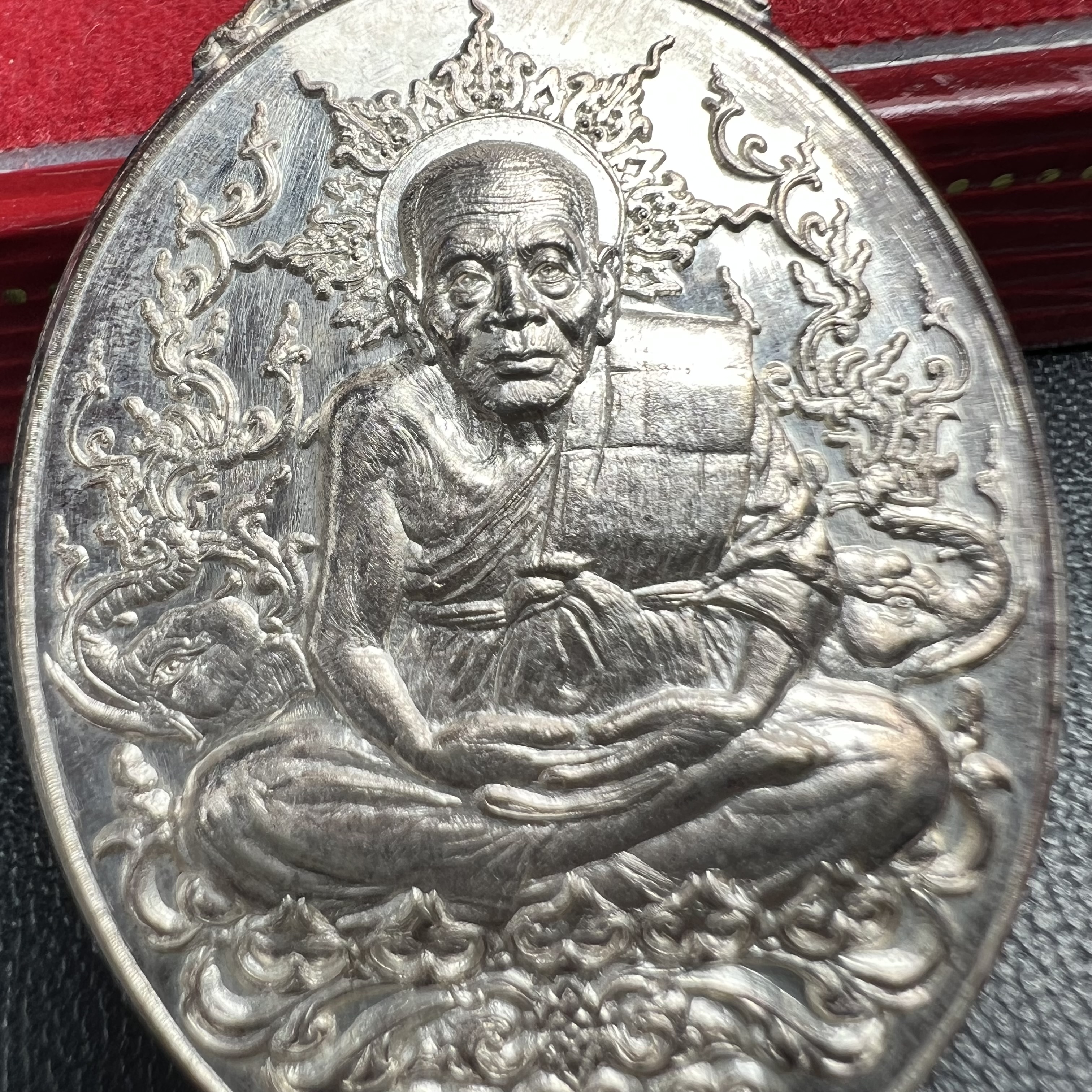 เหรียญหลวงพ่อทวด ญสส. ทรงเจริญพระชันษาครบ 100 ปี สมเด็จพระญาณสังวร สมเด็จพระสังฆราชฯ ปี2556 เนื้อเงินตอกโค๊ตหมายเลข ๙๑(เลขสวยผลรวมได้หนึ่ง(เลขแห่งยศตำแหน่งเป็นผูนำในทุกด้าน)) พร้อมกล่องบรรจุเดิมครบ(หายากสร้างน้อย)1 ใน 199 เหรียญ(สุดหายาก)