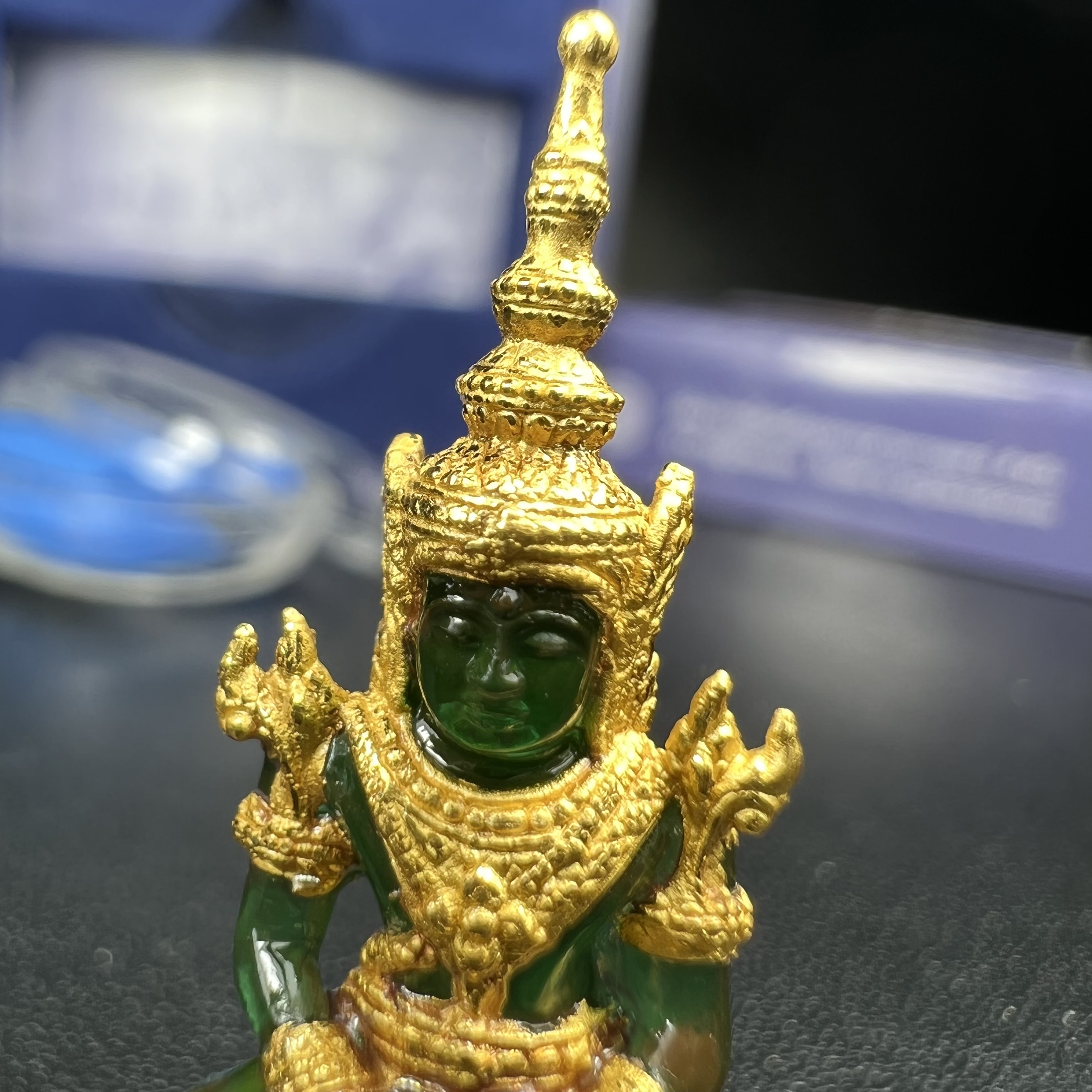 พระแก้วมรกต ภปร. จัดสร้างโดย รพ.ภูมิพลฯ ปี2547 ลอยองค์ขนาดหน้าตัก 1/2 นิ้ว เนื้อเรซิ่นหุ้มทองคำ99.99 งดงามทรงคุณค่าอีกหนึ่งรุ่นยอดนิยม หายาก