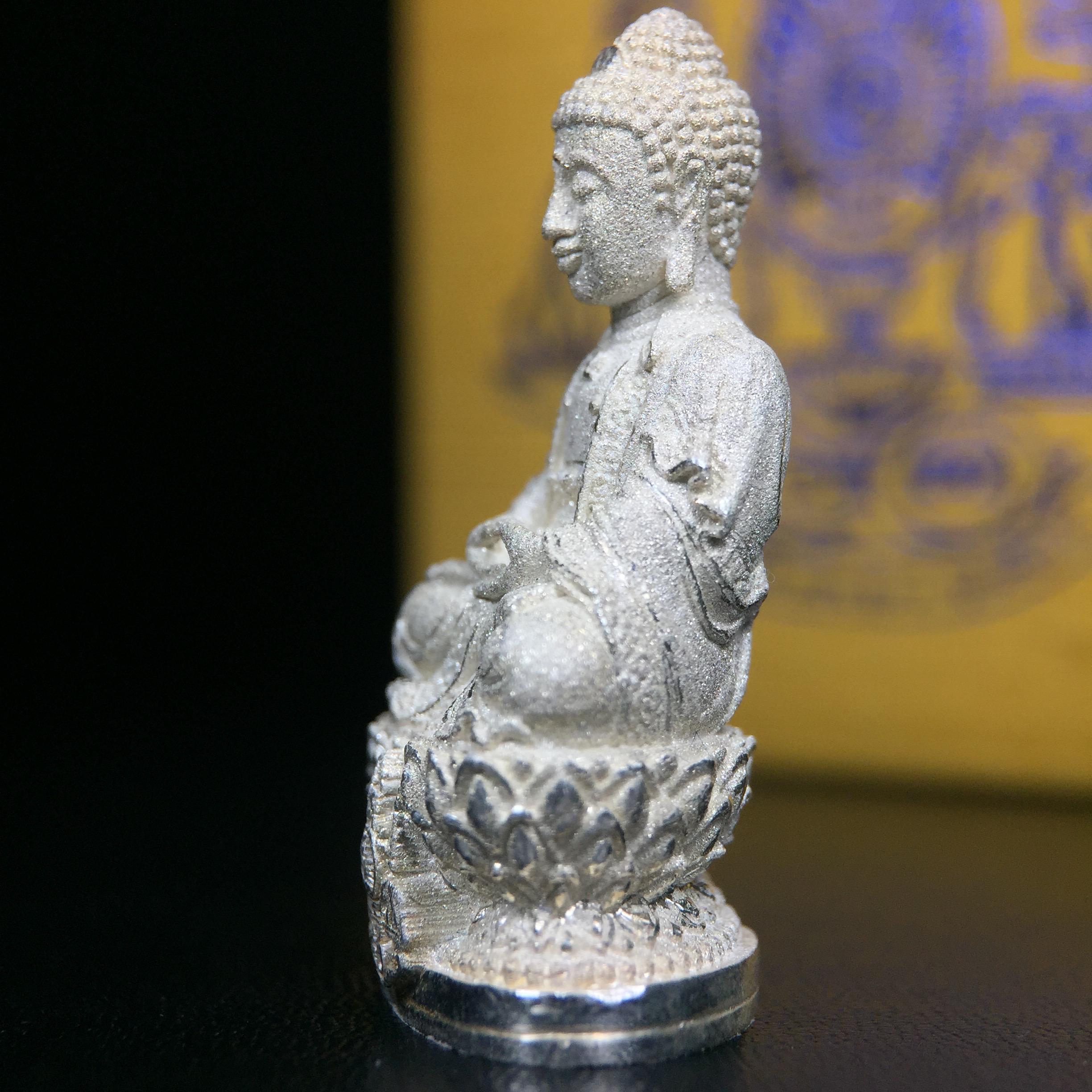 พระกริ่งจีน "ต้าเยิ่นถะ" รุ่น กาญจนาภิเษก ครองราชย์ 50 ปี วัดบวรนิเวศวิหาร ปี2538 เนื้อเงินพ่นทรายขัดเงาบางส่วน 99.99% สูง 3.8 ซม. (คัดสภาพสวยเดิม พิธีใหญ่ พุทธศิลป์งดงาม)1 ใน 6001 องค์