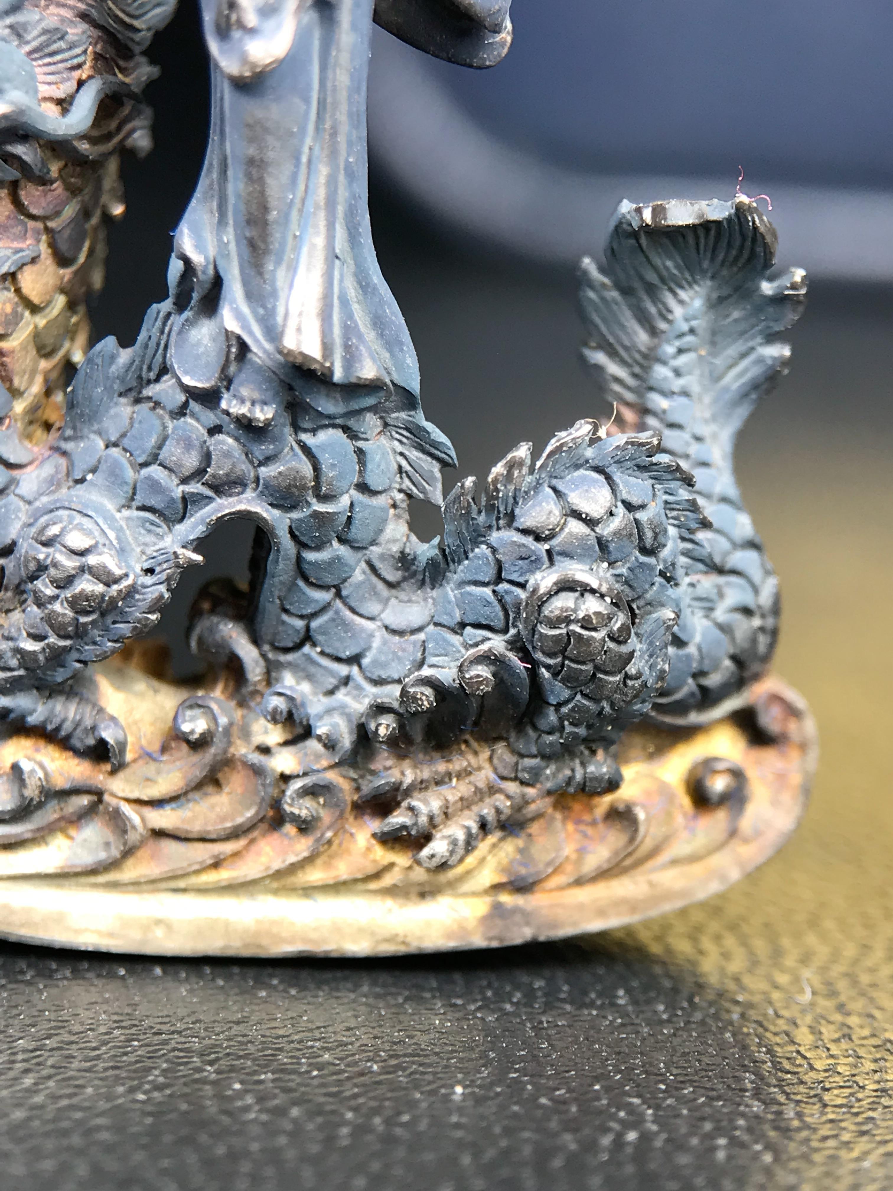 รูปหล่อลอยองค์พระโพธิสัตว์กวนอิม ทรงประทับมังกร จ.ระนอง ปี 2539 เนื้อเงิน พิมพ์ใหญ่(ผิวกลับดำทูโทนเข้มขลังสวยงามมีเสน่ห์)(สภาพผิวเดิม)(เสน่ห์พระเนื้อเงินสีสันที่ธรรมชาติสรรค์สร้าง)เฉลิมฉลองในวโรกาสที่พระบาทสมเด็จพระเจ้าอยู่หัวทรงครองสิริราชสมบัติครบ50ปี