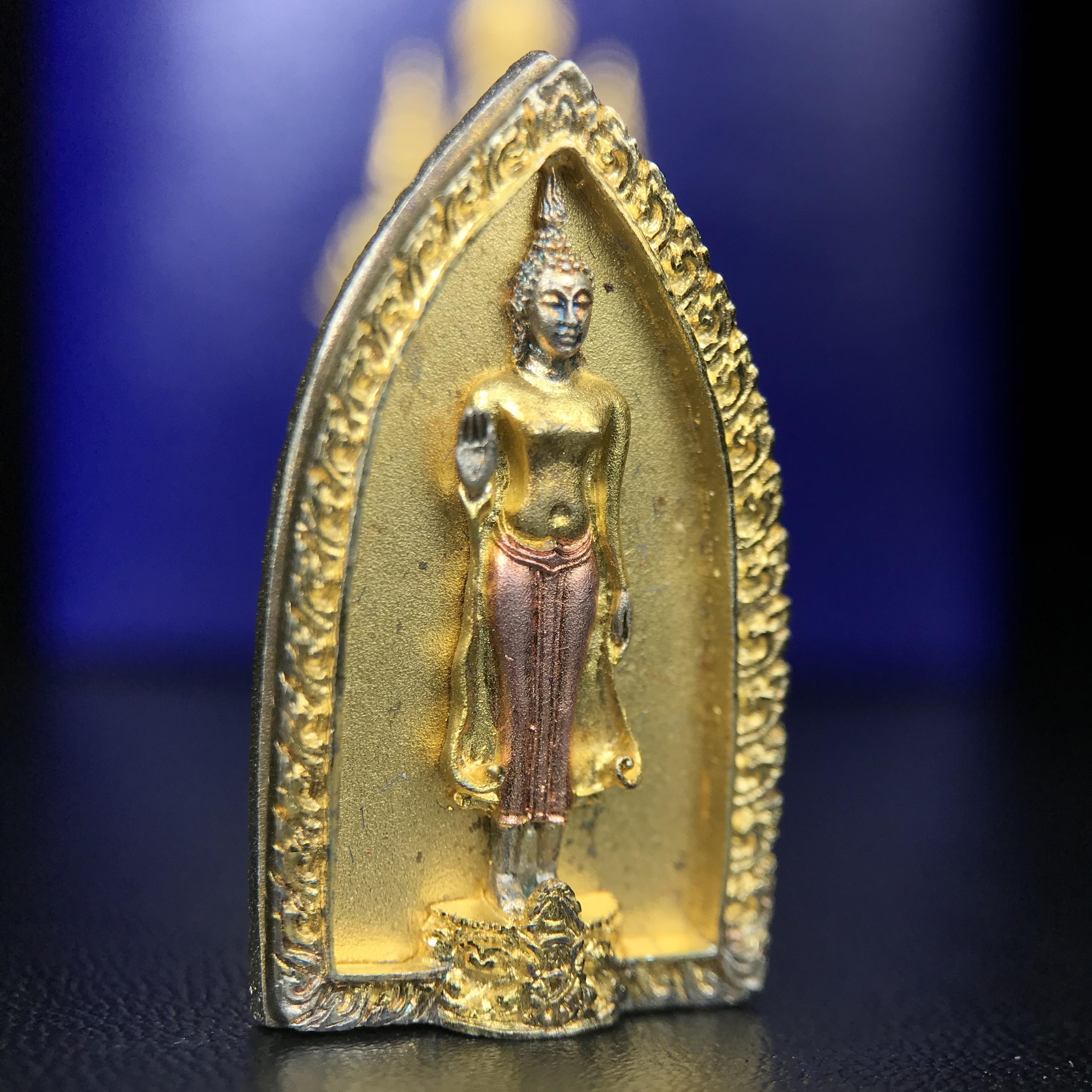 พระพุทธกาญจนพรสยามภูมิ ภปร. ปี 2539 เนื้อเงินสามกษัตริย์พื้นทรายเงา(ผิวเดิมสวย) พิมพ์ทรงใบขนุน ขนาด3.2ซม. พระพุทธรูปประจำพระชนมวาร รัชกาลที่9 ทรงโปรดเกล้าให้วิทยาลัยป้องกันราชอาณาจักร(วปอ.)สร้างในวโรกาสทรงครองสิริราชสมบัติครบ50ปี พ.ศ.2539(1ใน5000องค์)