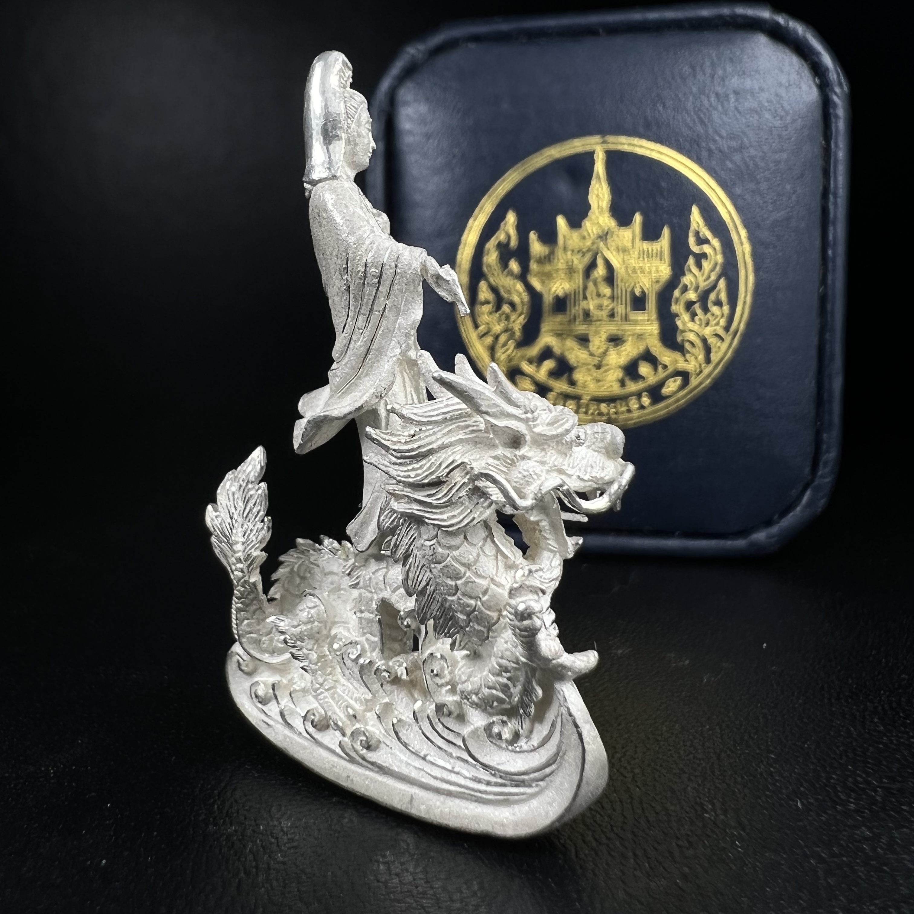 รูปหล่อลอยองค์พระโพธิสัตว์กวนอิม ทรงประทับมังกร จ.ระนอง เนื้อเงิน พิมพ์ใหญ่(สภาพผิว สวยงดงาม ทรงคุณค่า) เฉลิมฉลองในวโรกาสที่พระบาทสมเด็จพระเจ้าอยู่หัวทรงครองสิริราชสมบัติครบ 50 ปี จ.ระนอง พ.ศ.2539