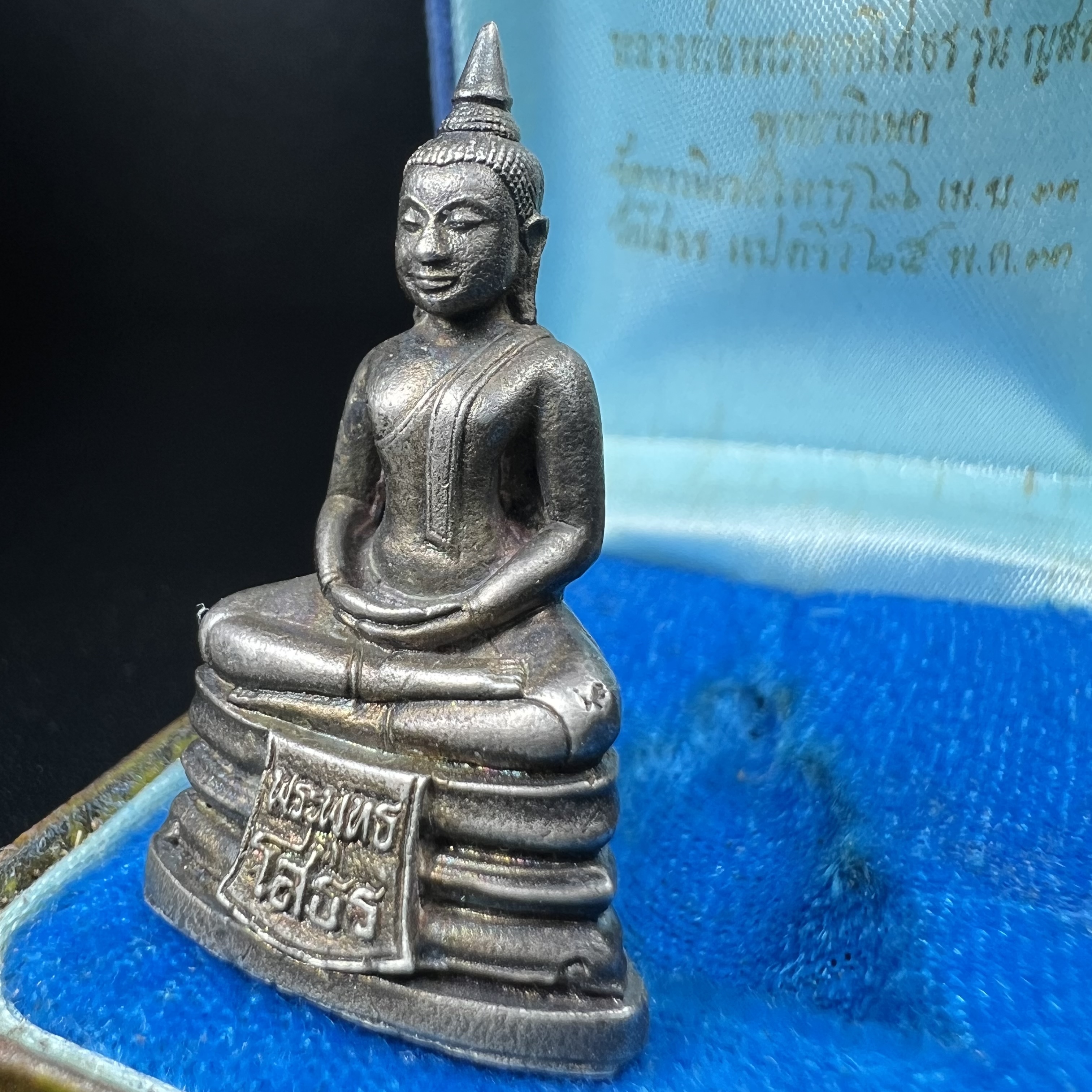 หลวงพ่อพระพุทธโสธร รุ่น ญสส. ปี 2533 พิมพ์ใหญ่เนื้อเงินผสมชนวน ผิวเดิมสวยเข้มขลังพร้อมกล่องบรรจุเดิมครบ(สมเด็จพระญาณสังวร สมเด็จพระสังฆราช เสด็จเป็นองค์ประธานเททอง)พระดีพิธีใหญ่ชนวนมวลสารเข้มขลังและเป็นอีกหนึ่งผลงานของนายช่างเกษม มงคลเจริญ งดงามทรงคุณค่า