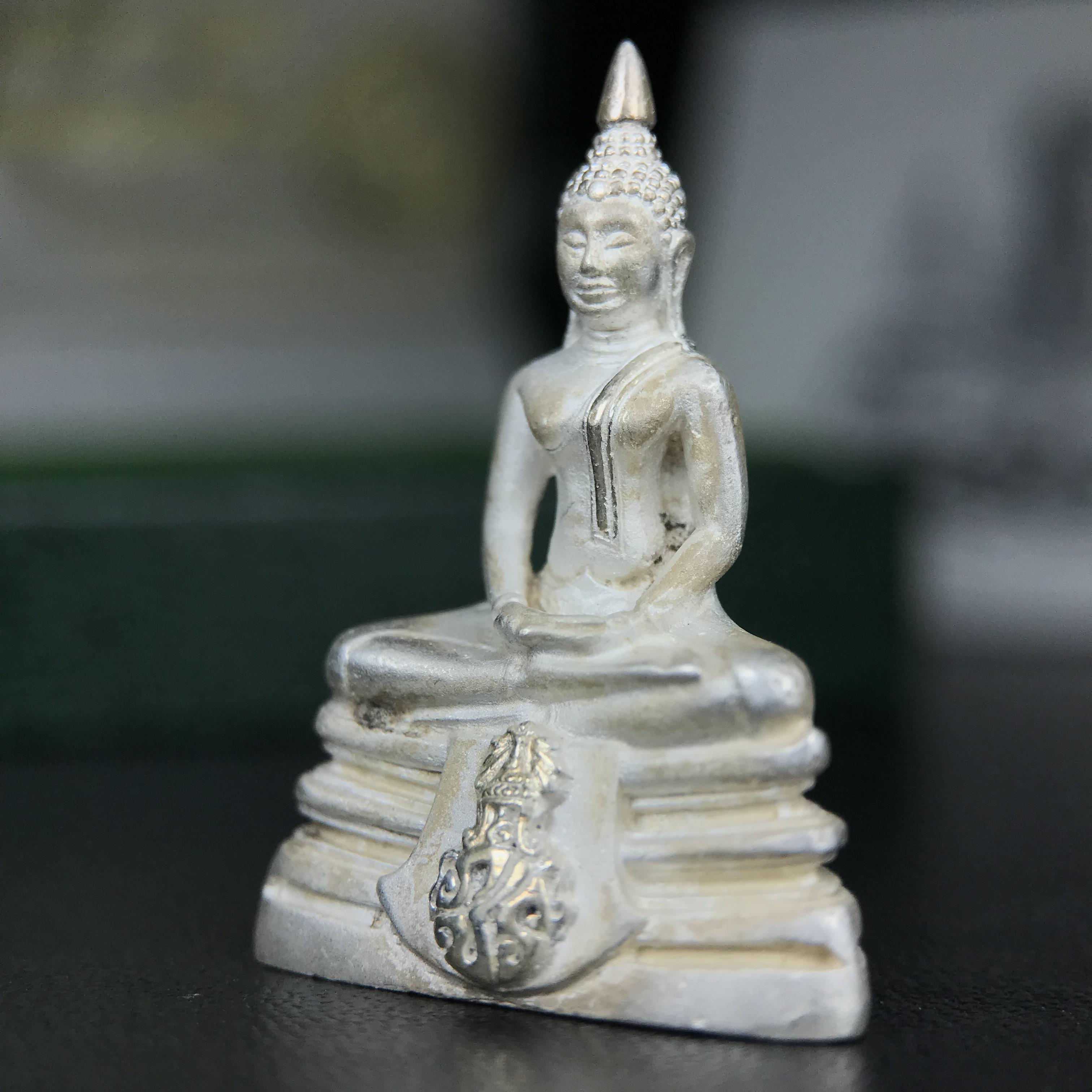 พระพุทธโสธร ภปร. รุ่นย้อนยุค สร้างพระอุโบสถ สมาคมชาวฉะเชิงเทรา จัดสร้าง ปี 2539 วโรกาสครองสิริราชสมบัติครบ 50 ปี เนื้อเงินทรายนวลขัดเงาบางส่วน พร้อมกล่องบรรจุและใบรับรองเดิม