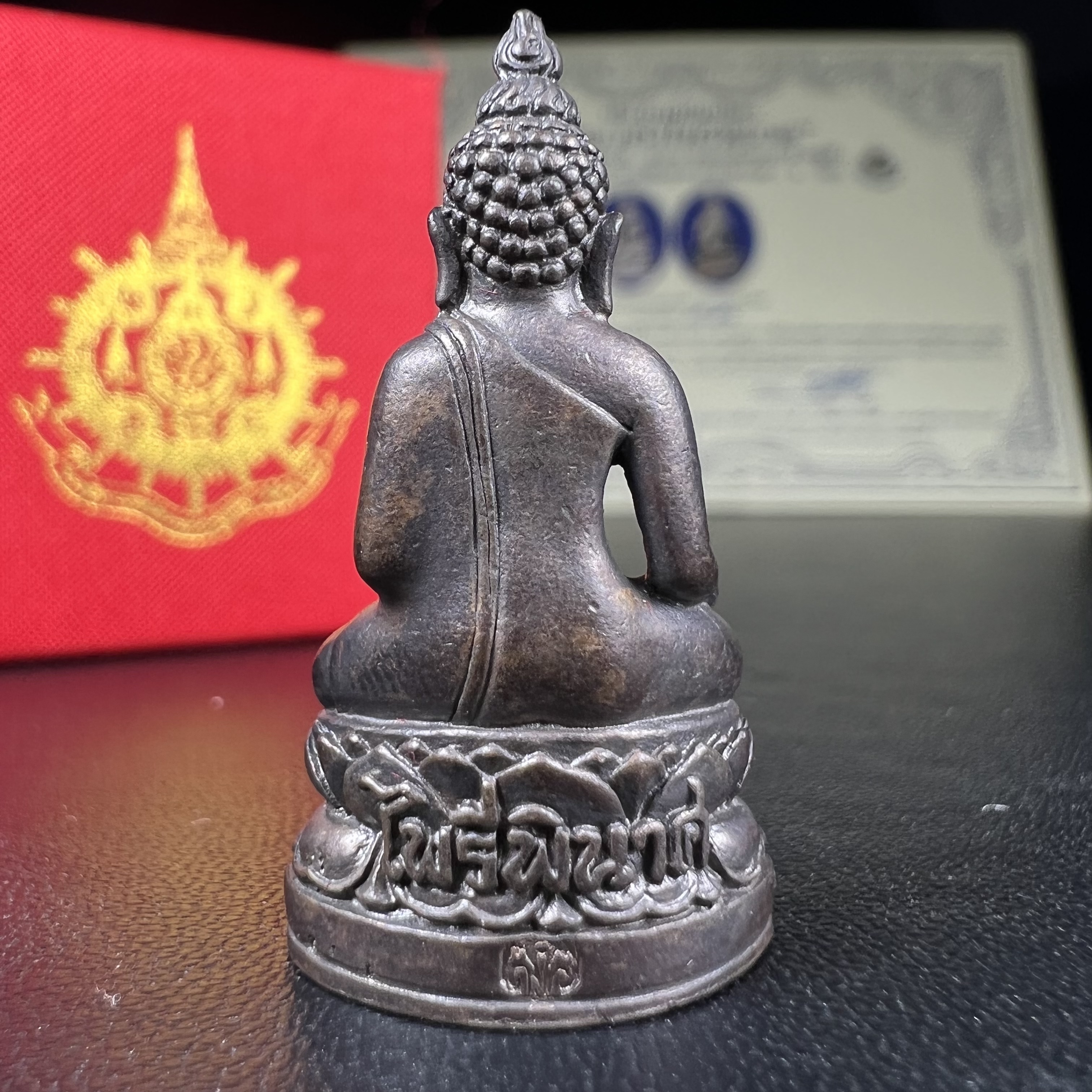 พระกริ่งไพรีพินาศ เฉลิมพระเกียรติ พระบาทสมเด็จพระเจ้าอยู่หัวรัชกาลที่9 พระชนมพรรษา 6 รอบ ปี2542 เนื้อนวโลหะผสมทองคำ(บรรจุเหล็กไหล)ดีนอก-ดีใน***องค์นี้สภาพสวยครบสมบูรณ์ มาพร้อมกล่องเดิมและใบรับรองจากผู้จัดสร้างแบบนี้หายากมาก***