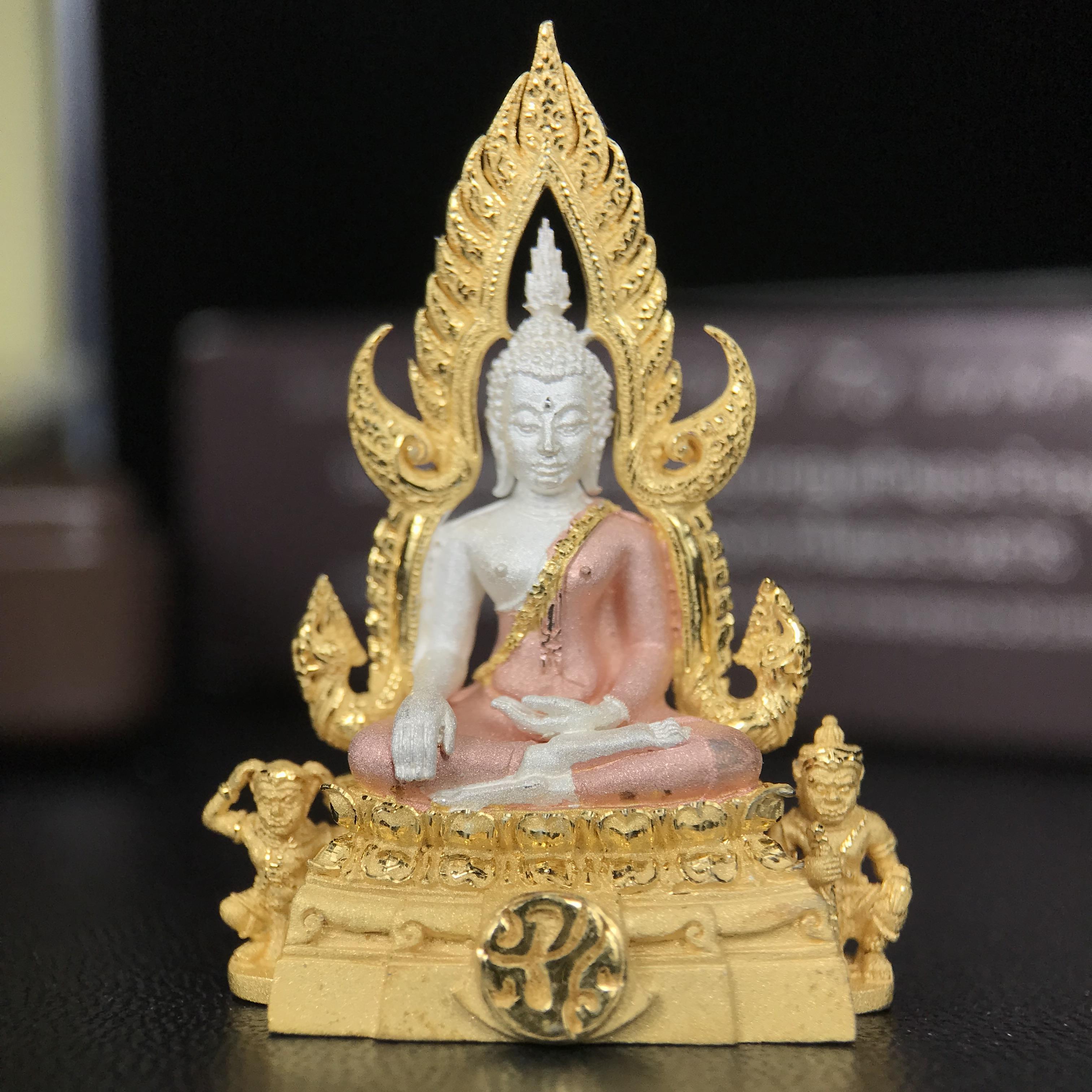 พระพุทธชินราช ภปร. โครงการ "เพราะแผ่นดินนี้ คือ แผ่นดินเกิด" ปี 2548(รุ่นแรก) ลอยองค์เนื้อเงินสามกษัตริย์ หน้าตัก 1/2 นิ้ว (ขนาด 3.5 x 2.5 ซม.) พุทธศิลป์งดงามทรงคุณค่า รุ่นยอดนิยม