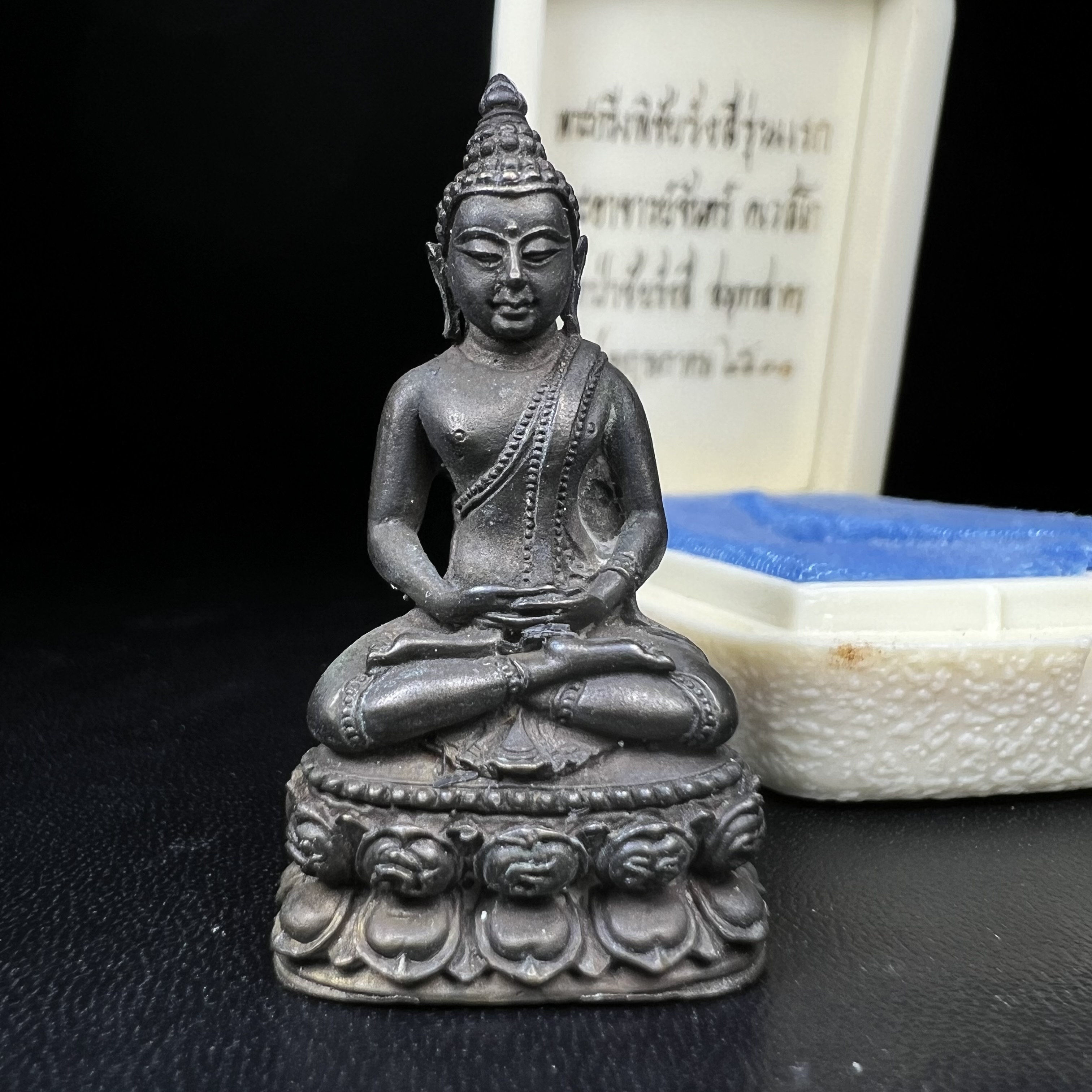 พระกริ่งพิชัยรังสี รุ่นแรก วัดป่าชัยรังสี จ.สมุทรสาคร ปี 2531 เนื้อนวโลหะ ออกแบบโดยนายช่างเกษม มงคลเจริญ ช่างมือหนึ่งแห่งยุค ปลุกเสกโดยพระเกจิอาจารย์ที่มีชื่อเสียงในยุคนั้นมาร่วมพิธีกันหลายรูป พุทธศิลป์ออกแบบได้สวยงดงาม พร้อมกล่องบรรจุเดิมครบ