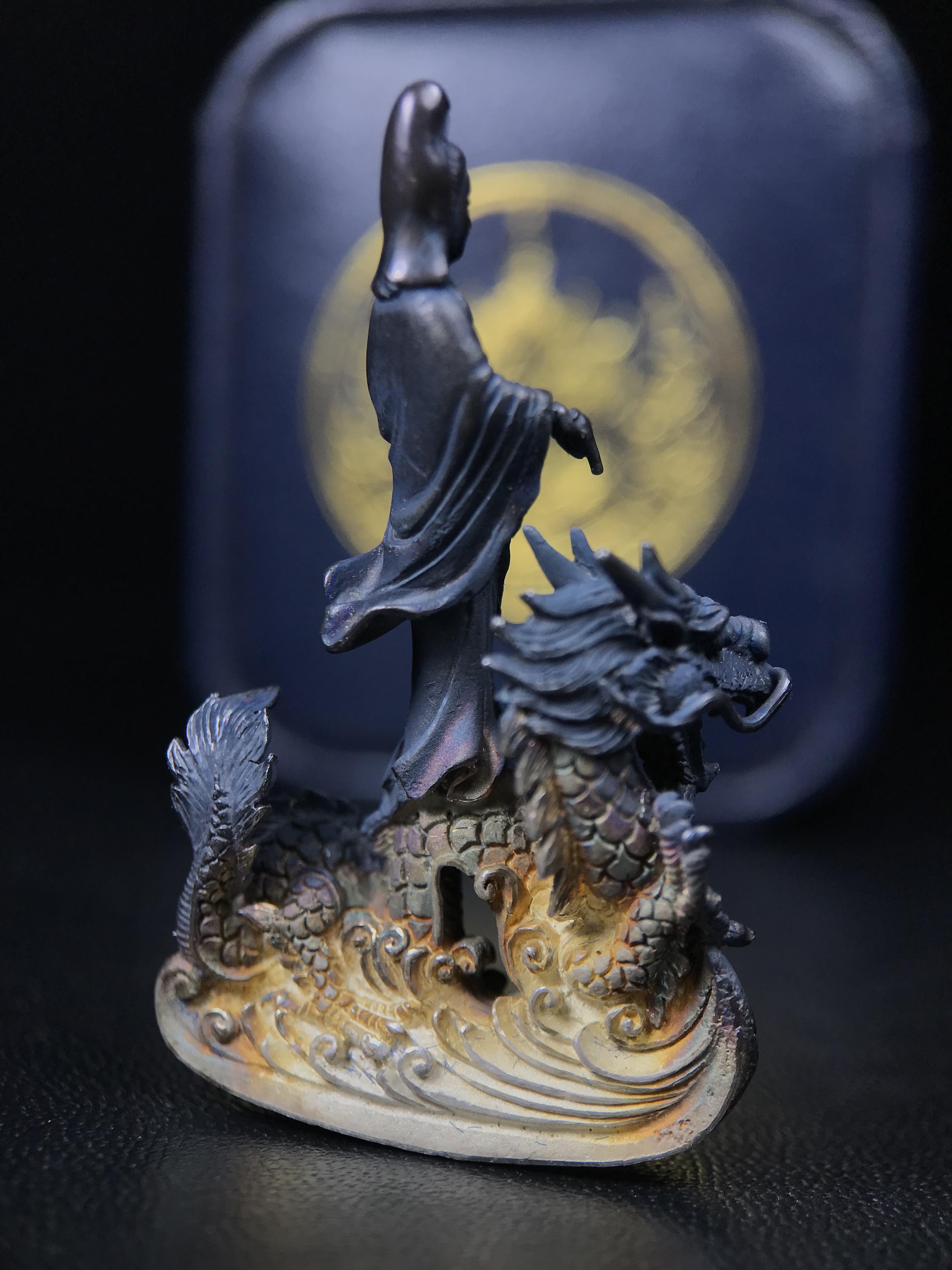 รูปหล่อลอยองค์พระโพธิสัตว์กวนอิม ทรงประทับมังกร จ.ระนอง ปี 2539 เนื้อเงิน พิมพ์ใหญ่(ผิวกลับดำทูโทนเข้มขลังสวยงามมีเสน่ห์)(สภาพผิวเดิม)(เสน่ห์พระเนื้อเงินสีสันที่ธรรมชาติสรรค์สร้าง)เฉลิมฉลองในวโรกาสที่พระบาทสมเด็จพระเจ้าอยู่หัวทรงครองสิริราชสมบัติครบ50ปี