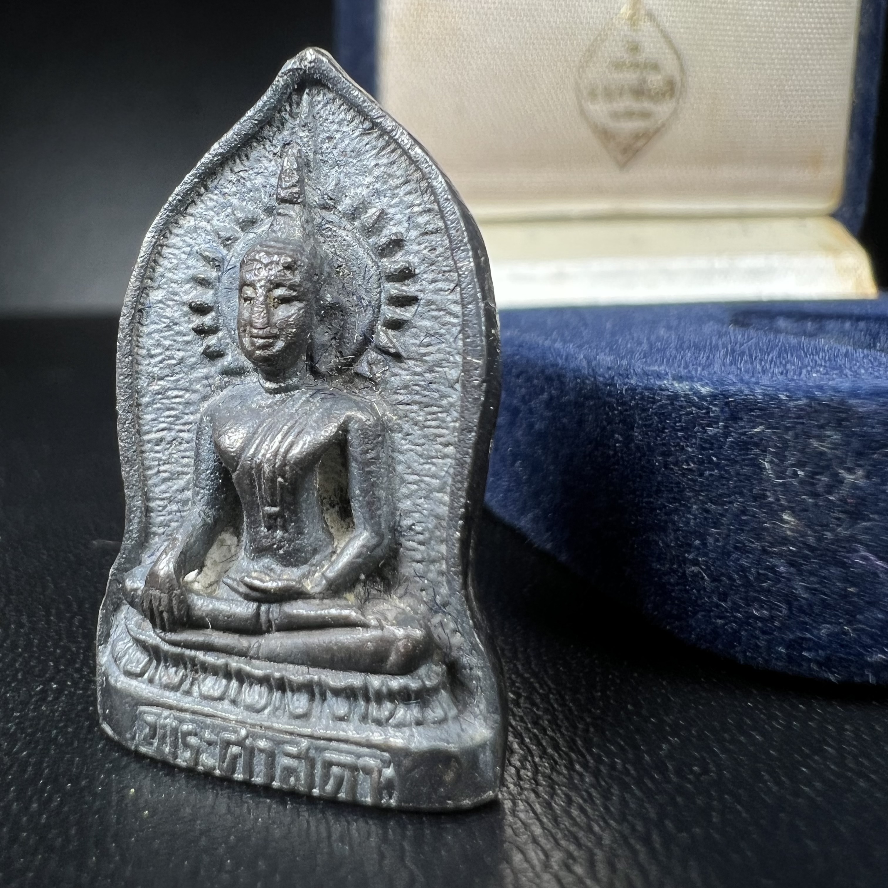 พระศาสดาใบเสมา ภปร. วัดบวรนิเวศวิหาร ปี2532 จัดสร้างในโอกาสสองทศวรรษรามาธิบดี เพื่อศูนย์การแพทย์สิริกิติ์ เนื้อเงิน(ผิวเดิมกลับดำสวยงามเข้มขลัง)พร้อมกล่องบรรจุเดิม