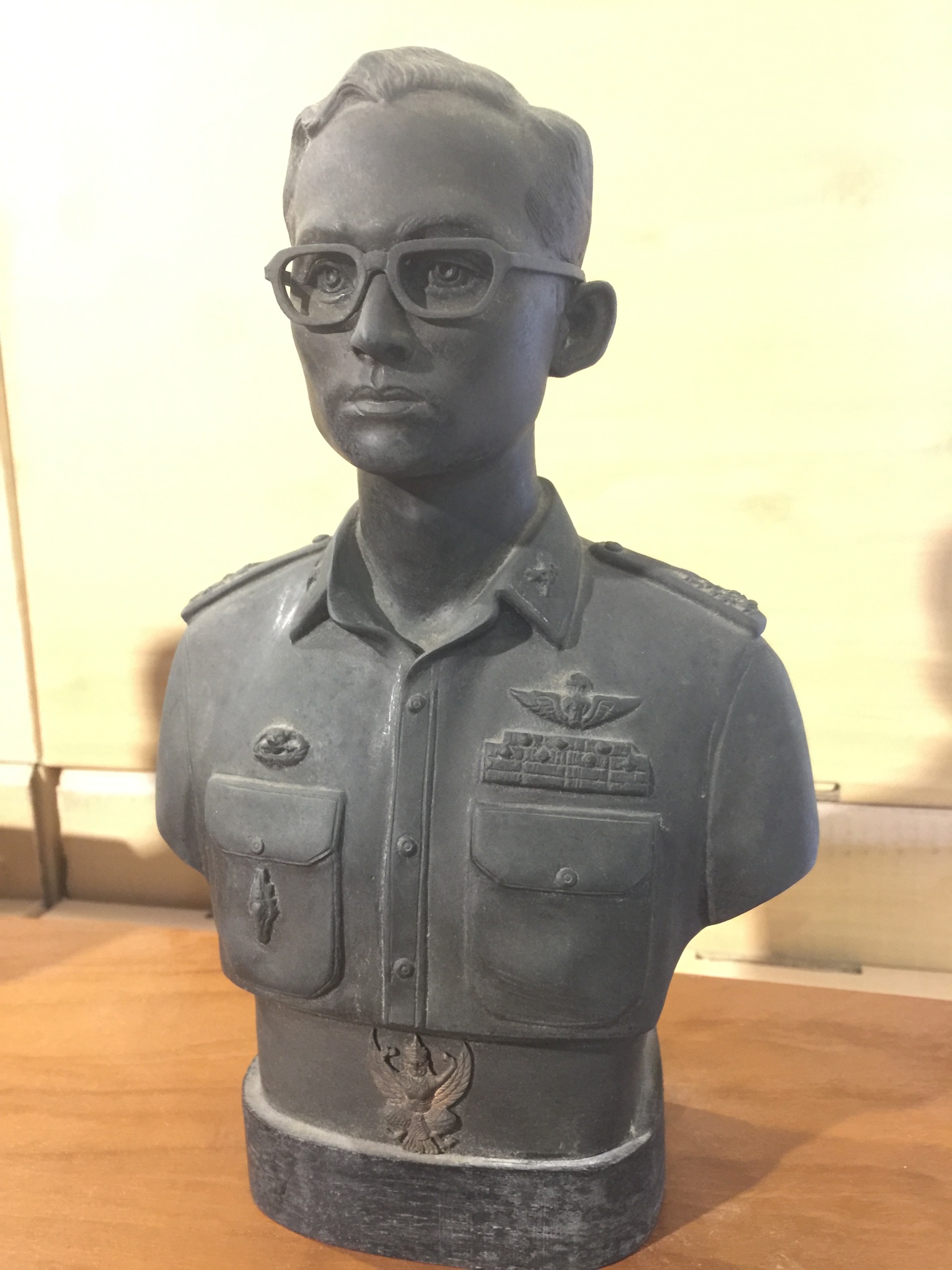 พระบรมรูปในหลวง รัชกาลที่ 9 กรมราชองครักษ์จัดสร้าง พ.ศ.2516(รุ่นแรก)