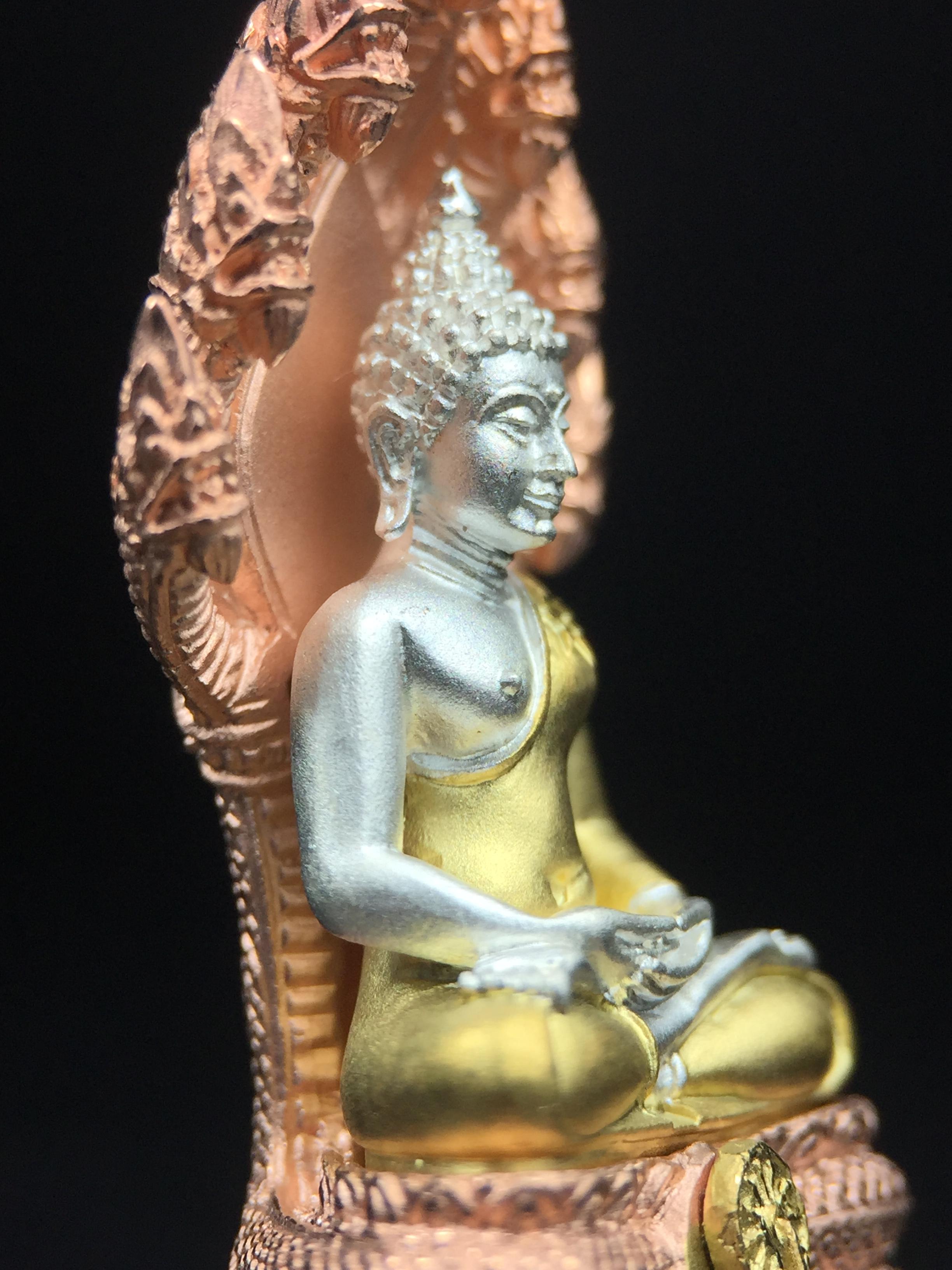 พระนาคปรก สธ. รุ่นสร้างพระอุโบสถเฉลิมพระเกียรติ 4 รอบ 84 พรรษา สมเด็จพระเทพรัตนราชสุดาฯ วัดบวรนิเวศวิหาร ปี 2543 พิมพ์ใหญ่ เนื้อเงินบริสุทธิ์ ชุบสามกษัตริย์แบบพ่นทรายขัดเงาบางส่วน(สภาพ สวย )พิธีใหญ่ พุทธศิลป์งดงาม หายาก (1 ใน 1999 องค์)