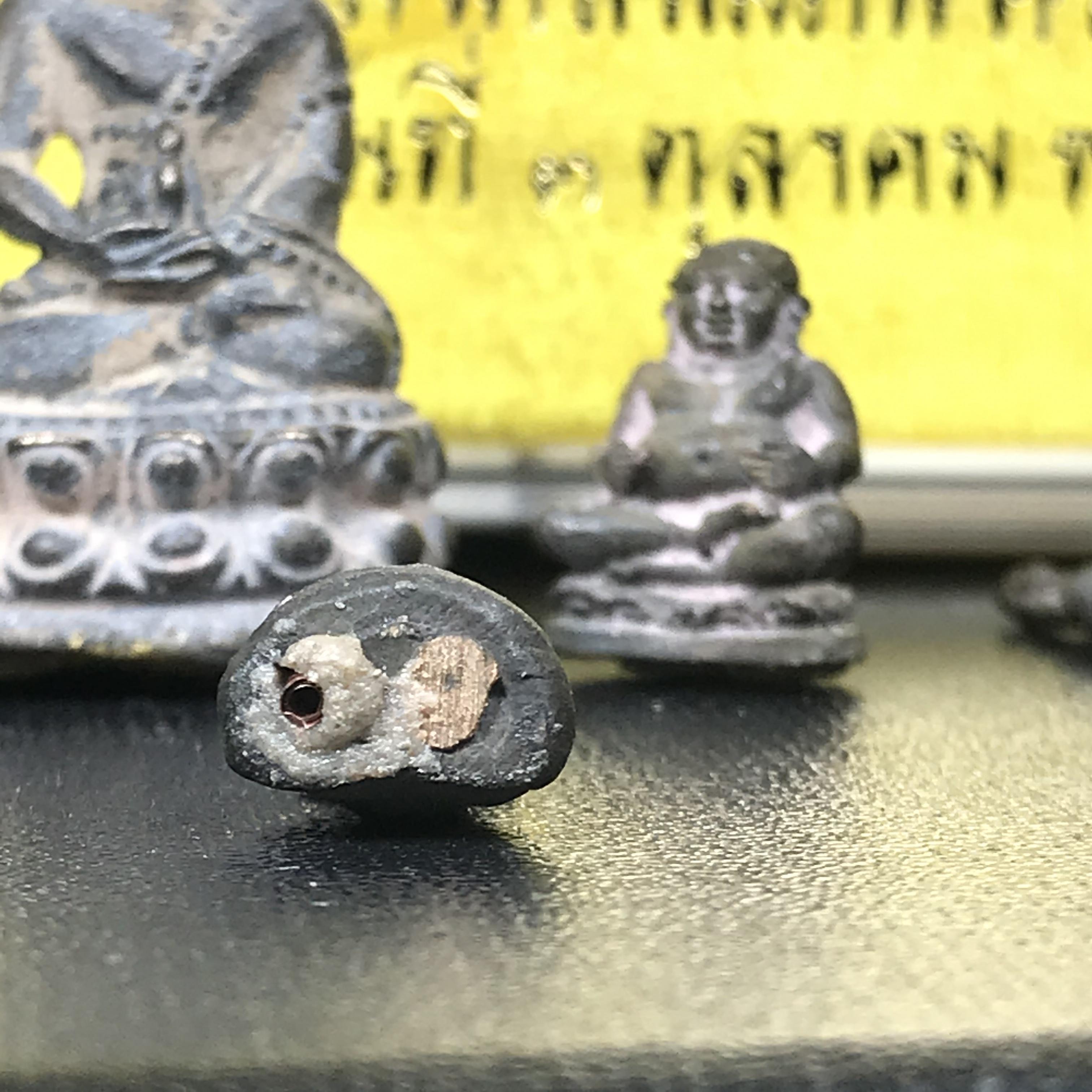 พระกริ่งชินบัญชรฉลองพระชันษา 100 ปี สมเด็จพระญาณสังวร วัดบวรนิเวศวิหาร ปี 2556 ชุดนำฤกษ์เนื้อนวโลหะแก่ทองคำ ก้นอุดผงสมเด็จพระสังฆราช (1 ใน 356 ชุด) พิธีใหญ่ มวลสารเด่น นิยมและหายากมากในปัจจุบัน