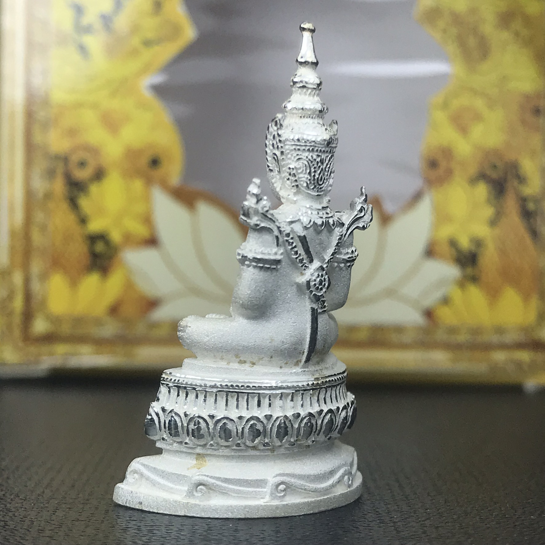 พระแก้วมรกต(จำลอง)ลอยองค์ ขนาดหน้าตัก 1/2 นิ้ว ทรงเครื่องฤดูร้อน เนื้อเงิน ตราสัญลักษณ์ฉลองสิริราชสมบัติ ครบ 60 ปี พ.ศ.2549(สภาพสวย ครบ สมบูรณ์))