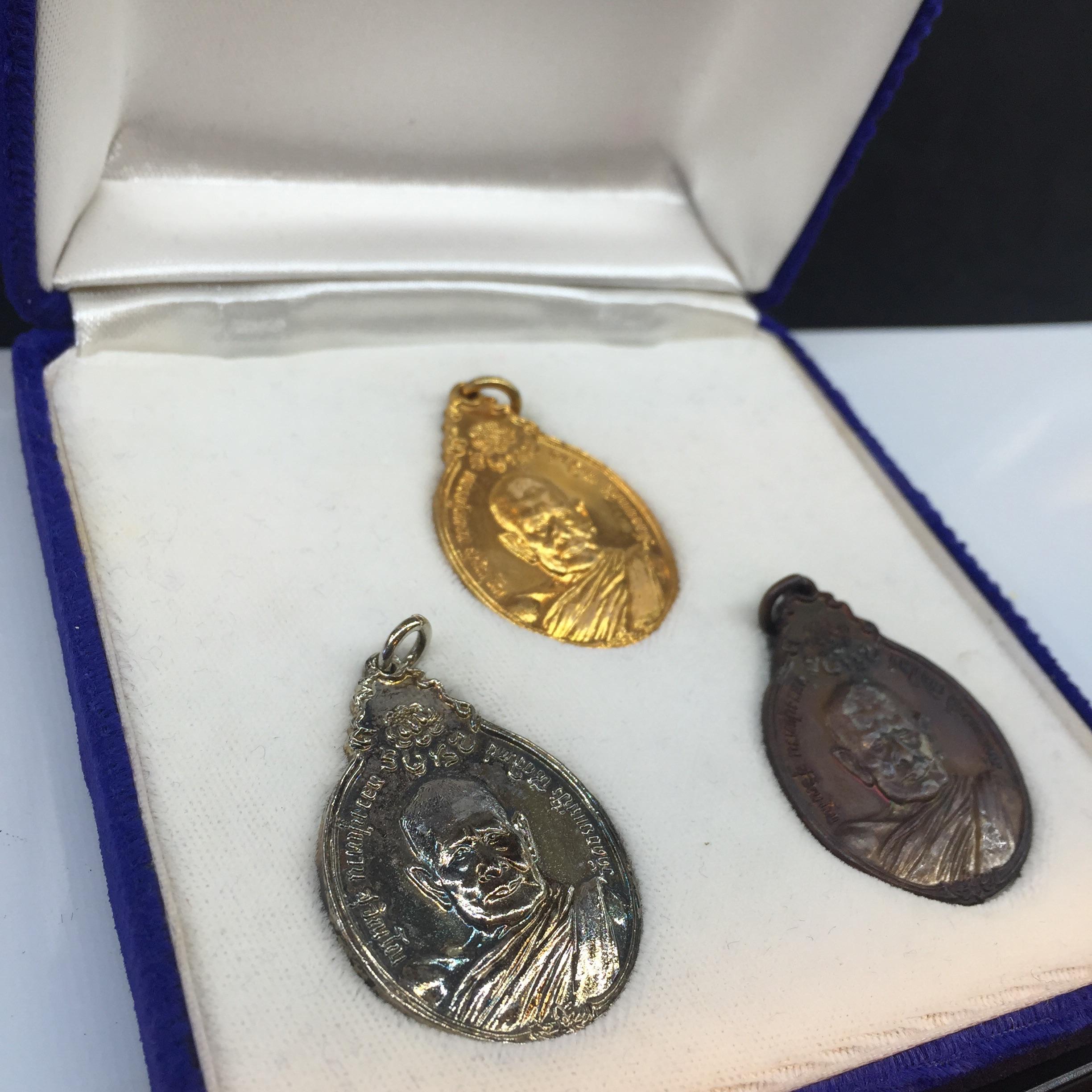 เหรียญ หลวงปู่แหวน สุจิณโณ ภปร สร้างตึกพยาบาล วัดดอยแม่ปั๋ง ปี2521