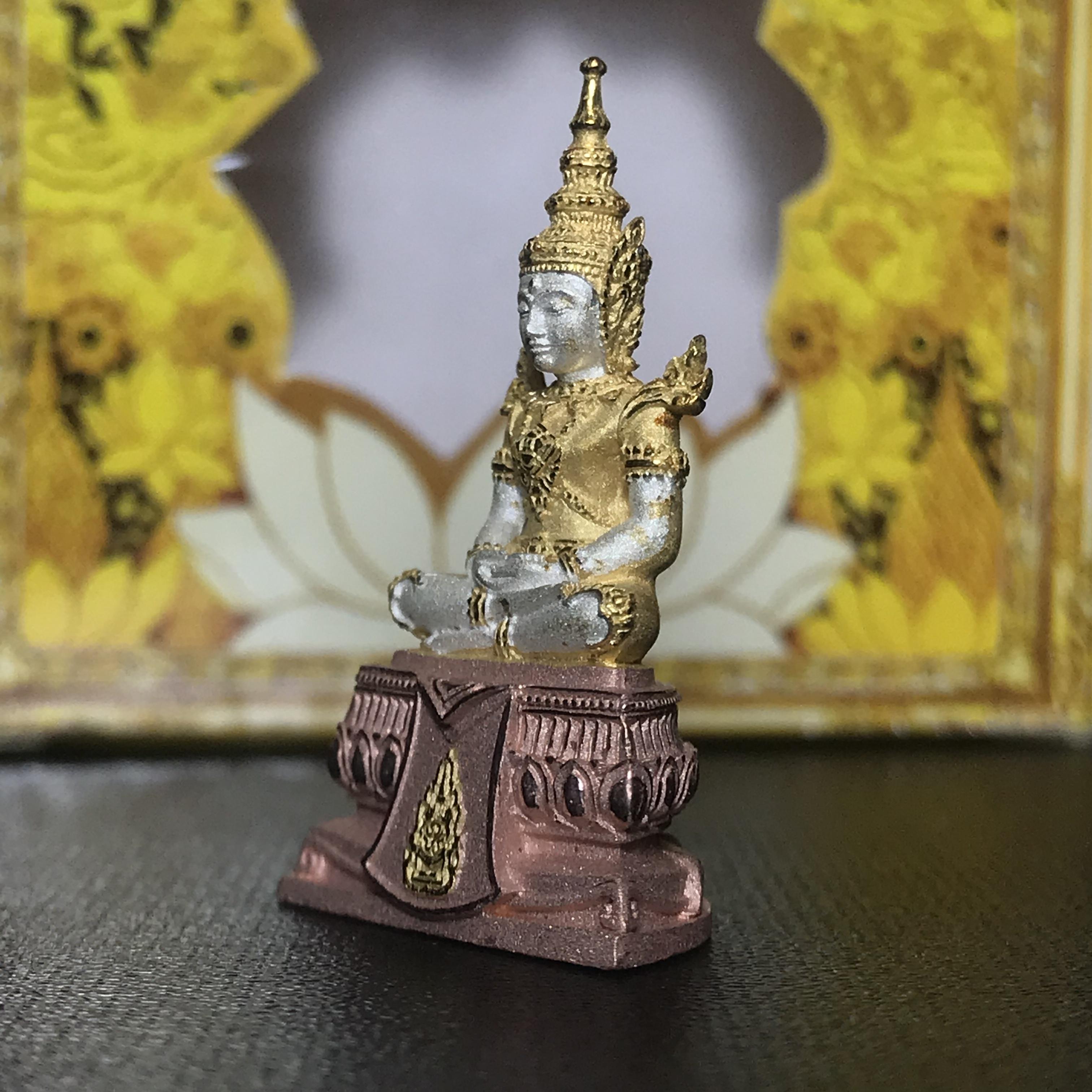 พระแก้วมรกต(จำลอง)ลอยองค์ ขนาดหน้าตัก 1/2 นิ้ว ทรงเครื่องฤดูร้อน เนื้อเงินสามกษัตริย์ ตราสัญลักษณ์ฉลองสิริราชสมบัติ ครบ 60 ปี พ.ศ.2549(สภาพสวย ครบ สมบูรณ์))