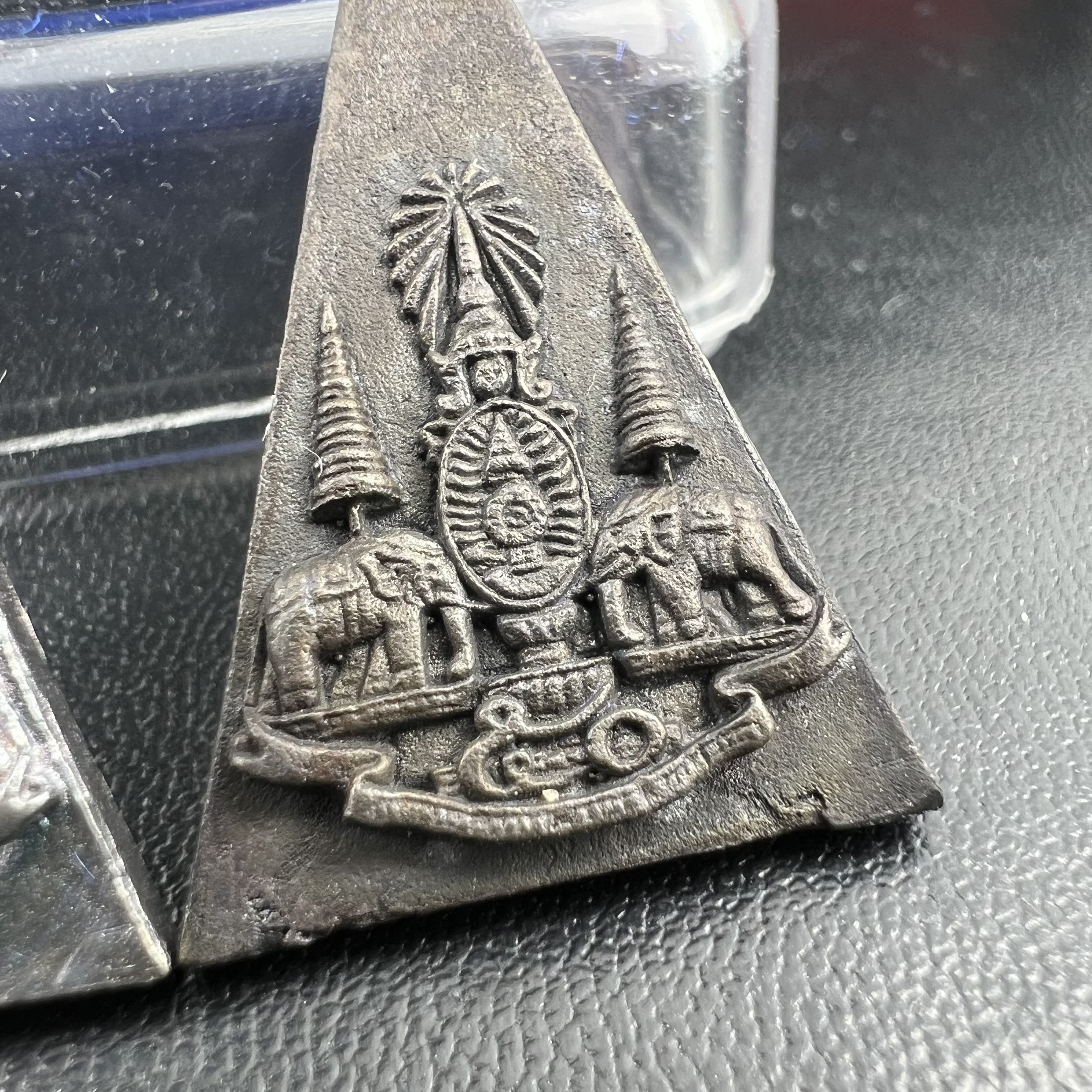 พระกำลังแผ่นดิน (สมเด็จจิตรลดา2) จัดสร้างเฉลิมพระเกียรติ ร.9 ครองราชย์ 50 ปี 2539 เนื้อเงิน(ผิวเดิมกลับดำ รุ้งๆสวย)+เนื้อนวโลหะ(สร้างน้อยหายาก)พร้อมกล่องบรรจุเดิมครบสมบูรณ์(1ใน2539องค์)