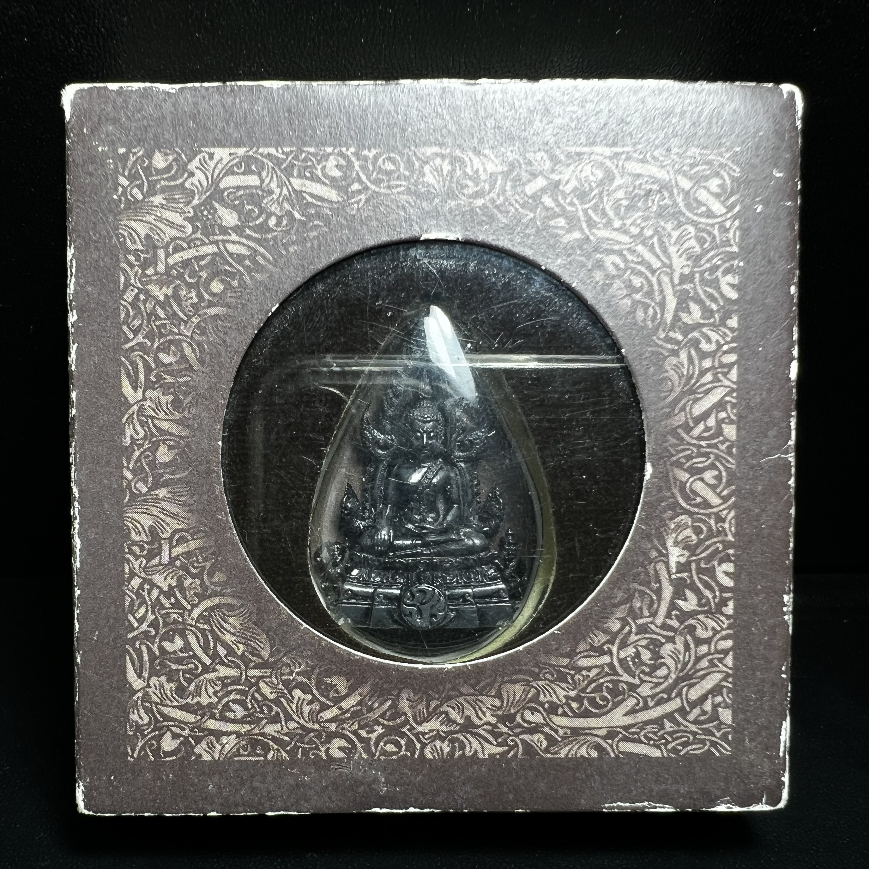 พระพุทธชินราช ภปร. โครงการ "เพราะแผ่นดินนี้ คือ แผ่นดินเกิด" ปี2548(รุ่นแรก) ลอยองค์ หน้าตัก 1/2 นิ้ว เนื้อเงินรมดำ(พุทธศิลป์จำลองเมื่อครั้งลอกทอง ครั้งที่3 เมื่อปี2547 ร้อยปีจะมีสักครั้ง "พระพุทธชินราชองค์ดำ")