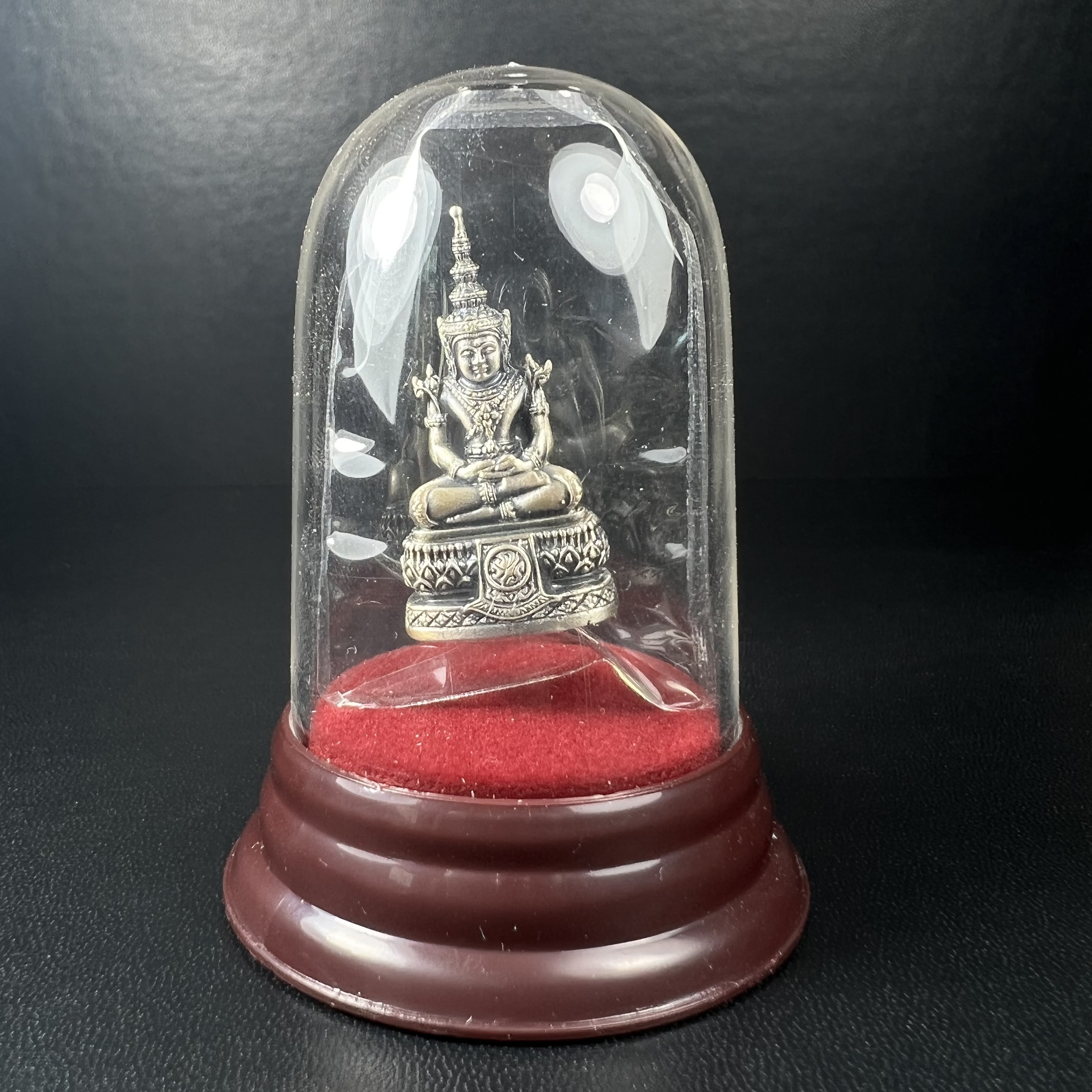 พระแก้วมรกต ภปร.(รุ่นแรก) ปี2545 รุ่นฉลองกรุงรัตนโกสินทร์ครบ 220 ปี พิมพ์ลอยองค์ใหญ่ เนื้ออัลปาก้า ชุบเงินลงดำ ขนาด 19*35 มม. พร้อมครอบตั้งโชว์เดิม องค์พระซีนซองเดิม สวยครบสมบูรณ์