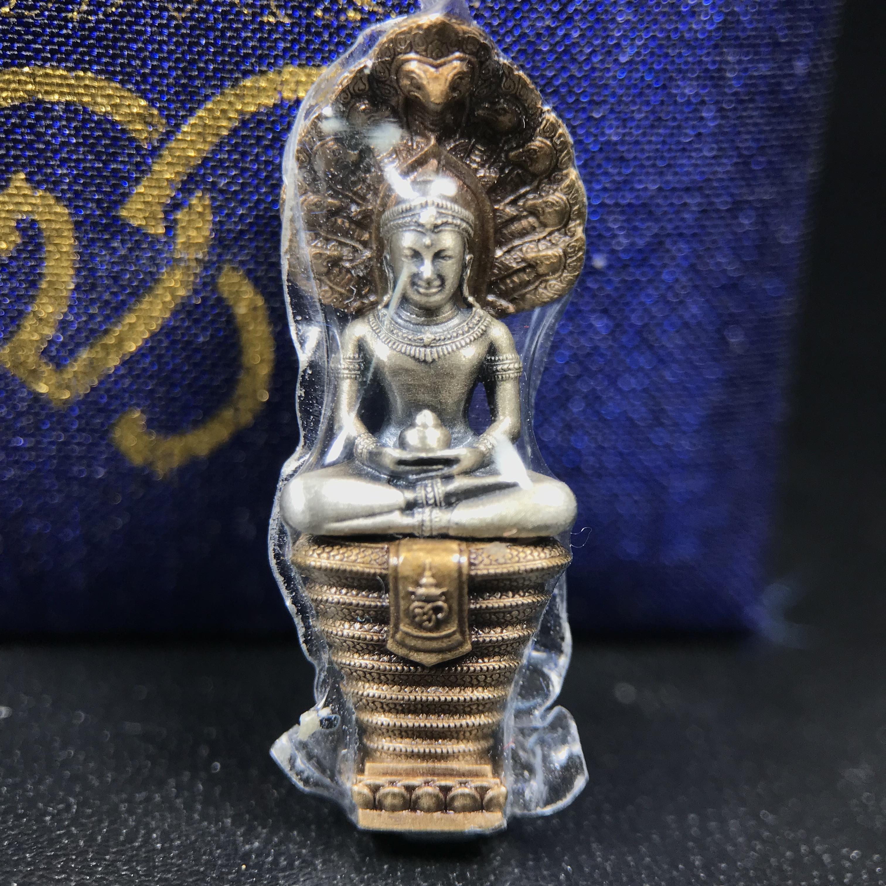 พระพุทธสิรินาคเภษัชยคุรุจุฬาภรณ์ ที่ระลึกโรงพยาบาลจุฬาภรณ์ พระกริ่งเงินฐานบรอนซ์ ขนาดความสูง 2.7 เซนติเมตร สภาพสวย ซีนซองกล่องบรรจุเดิมครบ องค์หมายเลข ๑๗๙๗