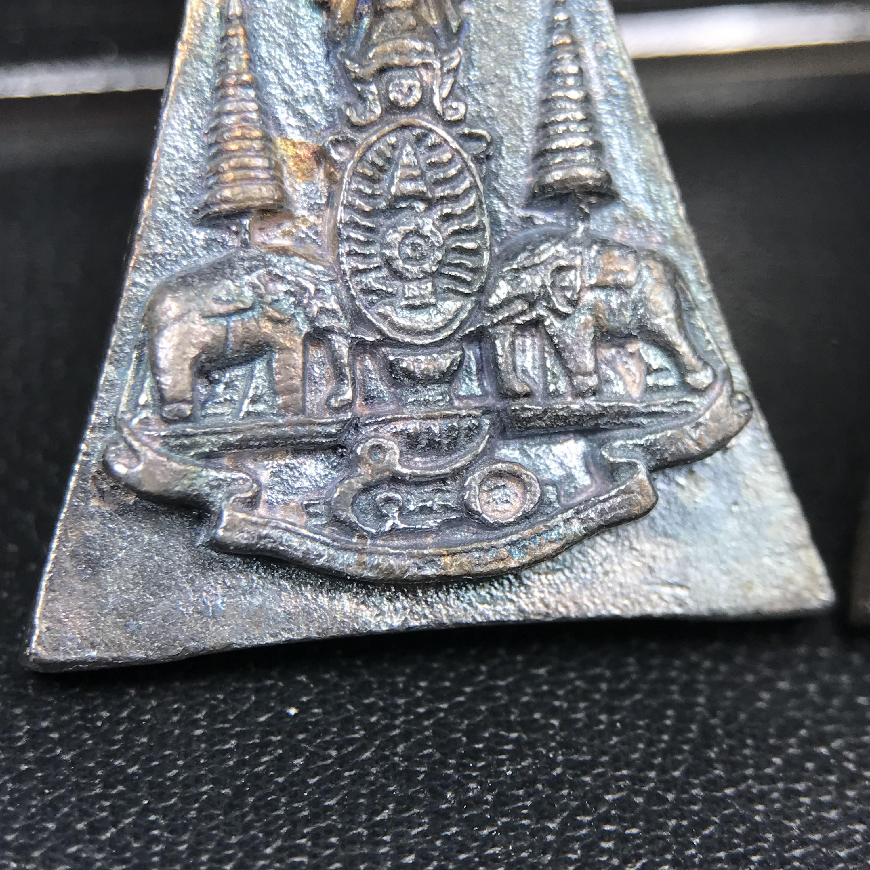 พระกำลังแผ่นดิน (สมเด็จจิตรลดา2) จัดสร้างเฉลิมพระเกียรติ ร.9 ครองราชย์ 50 ปี 2539 เนื้อเงิน(ผิวเดิมกลับดำ รุ้งๆสวย)+เนื้อนวโลหะ(สร้างน้อยหายาก)พร้อมกล่องบรรจุเดิมครบสมบูรณ์(1ใน2539องค์)