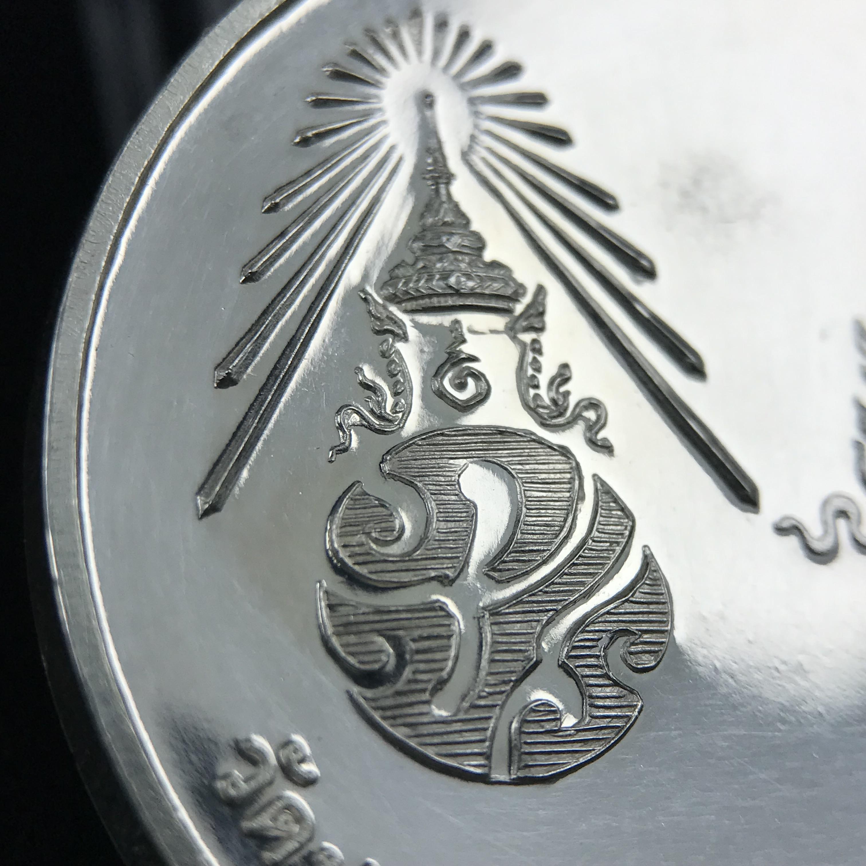 เหรียญรูปเหมือนพระราชสังวราภิมณฑ์(หลวงปู่โต๊ะ)ที่ระลึก ครบ 108 ปี วัดประดู่ฉิมพลี ปี 2538 ด้านหลังพระราชทานพระนามาภิไธยย่อ ภปร. และ สก. เนื้อเงินขัดเงา เหรียญกลมใหญ่ขนาด 3.5 ซม.สภาพสวยเดิมกล่องบรรจุเดิมครบสมบูรณ์และหายาก