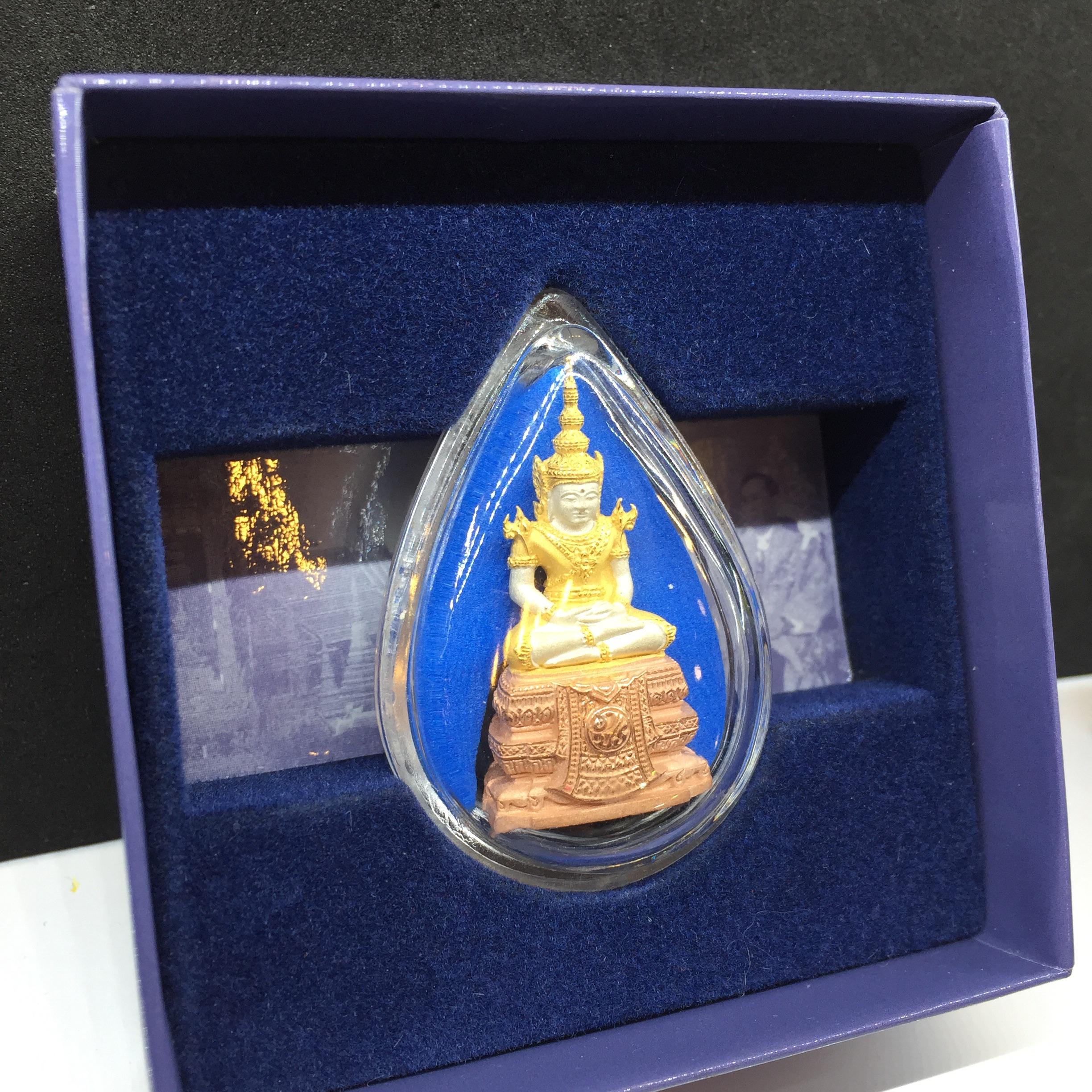 พระแก้วมรกตลอยองค์ ภปร. เนื้อเงินสามกษัตริย์ หน้าตัก 1/2 นิ้ว จัดสร้างโดยรพ.ภูมิพลฯ ปี2547