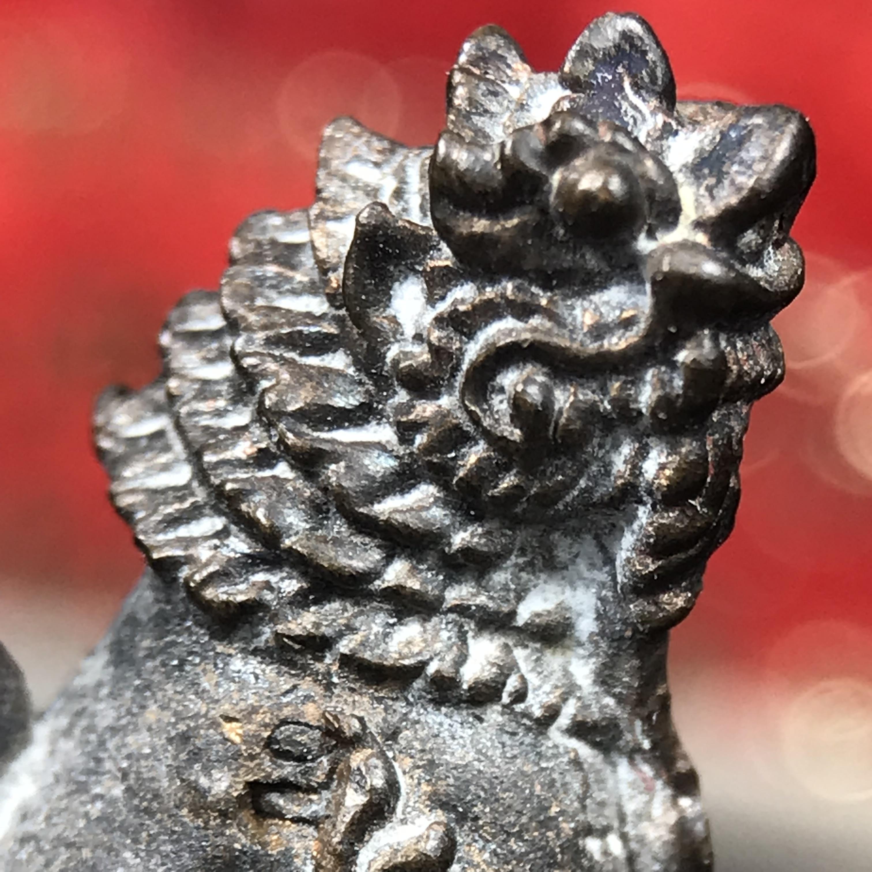 สิงห์เจ้าพ่อดำ วัดบุพพาราม จ.เชียงใหม่ ปี 2518 เนื้อนวโลหะ(ตอก 2 โค๊ต)หายาก(สภาพผิวเดิมสวยเดิมกล่องครบ) สิงห์รุ่นนี้มีพิธีดีมีเกจิอาจารย์ที่ร่วมปลุกเสกมากมาย****เครื่องราง ที่พระบาทสมเด็จพระเจ้าอยุ่รัชกาลที่ ๙ ทรงเสด็จฯประกอบพิธีด้วยพระองค์เอง