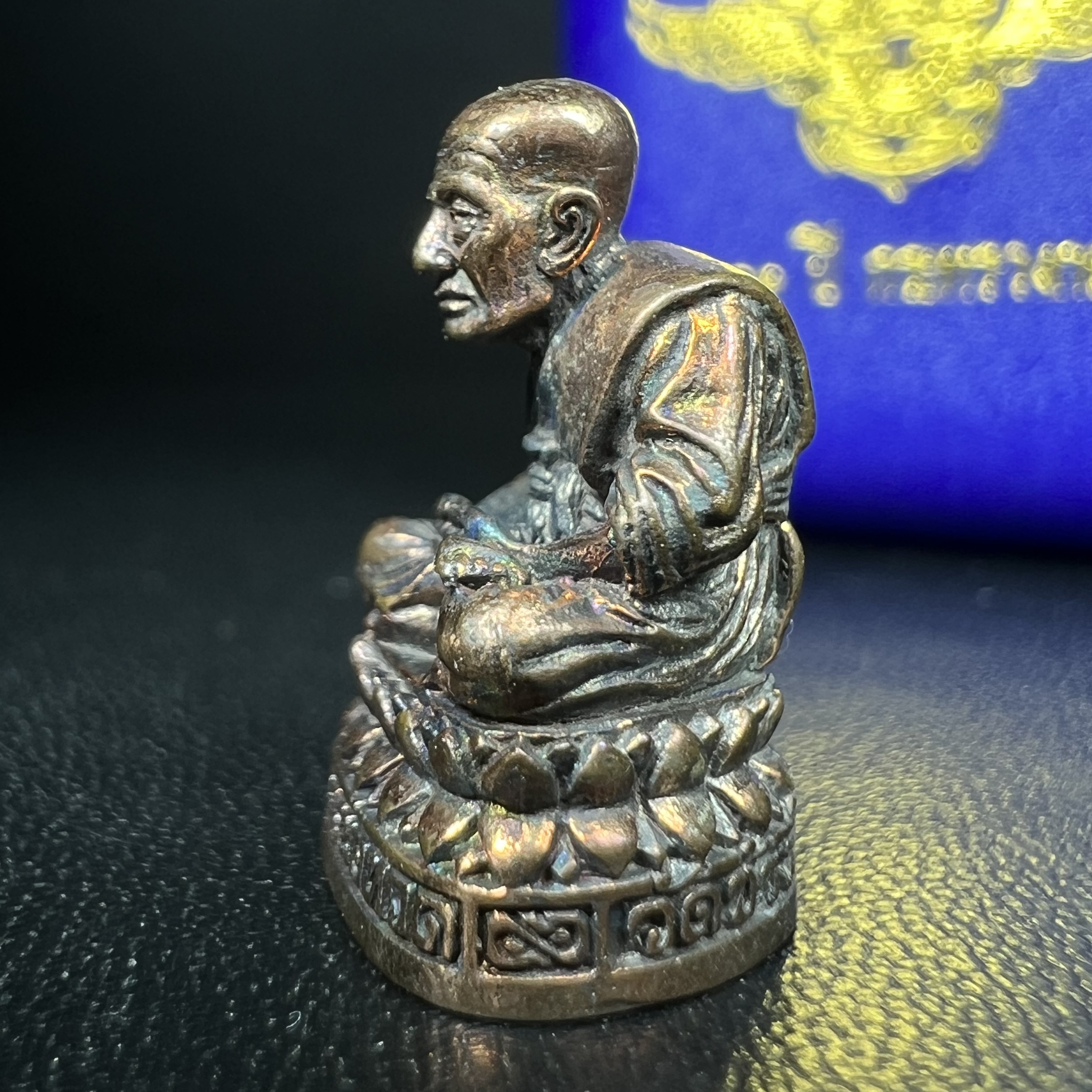 รูปเหมือนหล่อลอยองค์หลวงปู่ทวด รุ่น 111ปี กระทรวงกลาโหม เนื้อนวโลหะรมดำ-ปัดเงา ปี2540 พิธีใหญ่ เข้มขลัง นิยม พร้อมกล่องบรรจุเดิม(คัดสภาพสวยผิวเทพๆผิวรุ้งๆ)ทั้งพิธีทั้งพุทธศิลป์ทรงคุณค่าอีกหนึ่งรุ่นยอดนิยม