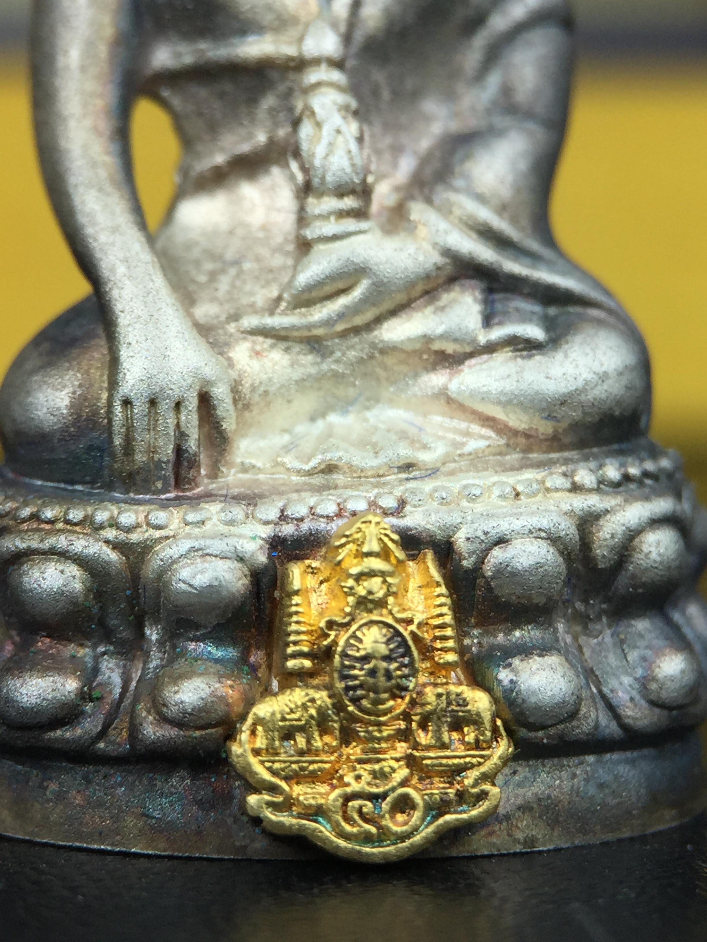 พระกริ่งสมเด็จญาณ วัดบวรนิเวศวิหาร เนื้อเงินบริสุทธิ์ 92.5% ตรากาญจนาภิเษกทองคำ(เนื้อทองคำแท้) พระราชทานแจกเมื่อ 3 ตุลาคม 2538 จัดสร้างในวโรกาส สมเด็จพระญาณสังวร สมเด็จพระสังฆราช ฉลองพระชนมายุครบ 82 พรรษา และฉลองครองราชสมบัติครบ 50 ปี รัชกาลที่ 9(หายาก)