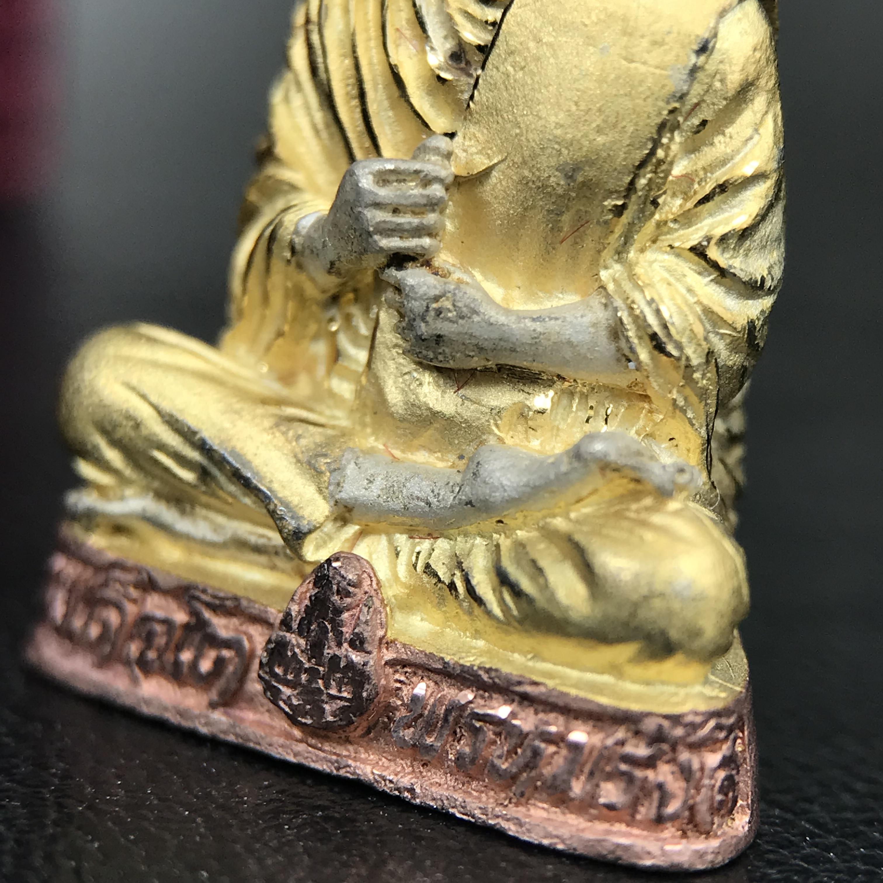 รูปเหมือนสมเด็จพระพุฒาจารย์ (โต พรหมรังสี)วัดใหม่อมตรส บางขุนพรหม ปี2540 รุ่นกาญจนาภิเษก จัดสร้างในวโรกาสที่รัชกาลที่ 9 ทรงครองสิริราชสมบัติ ครบ 50ปี ลอยองค์พิมพ์ใหญ่ เนื้อเงินบริสุทธิ์ 99.9% แบบชุบสามกษัตริย์ขัดเงาบางส่วน พร้อมกล่องบรรจุใบรับรองเดิมครบ