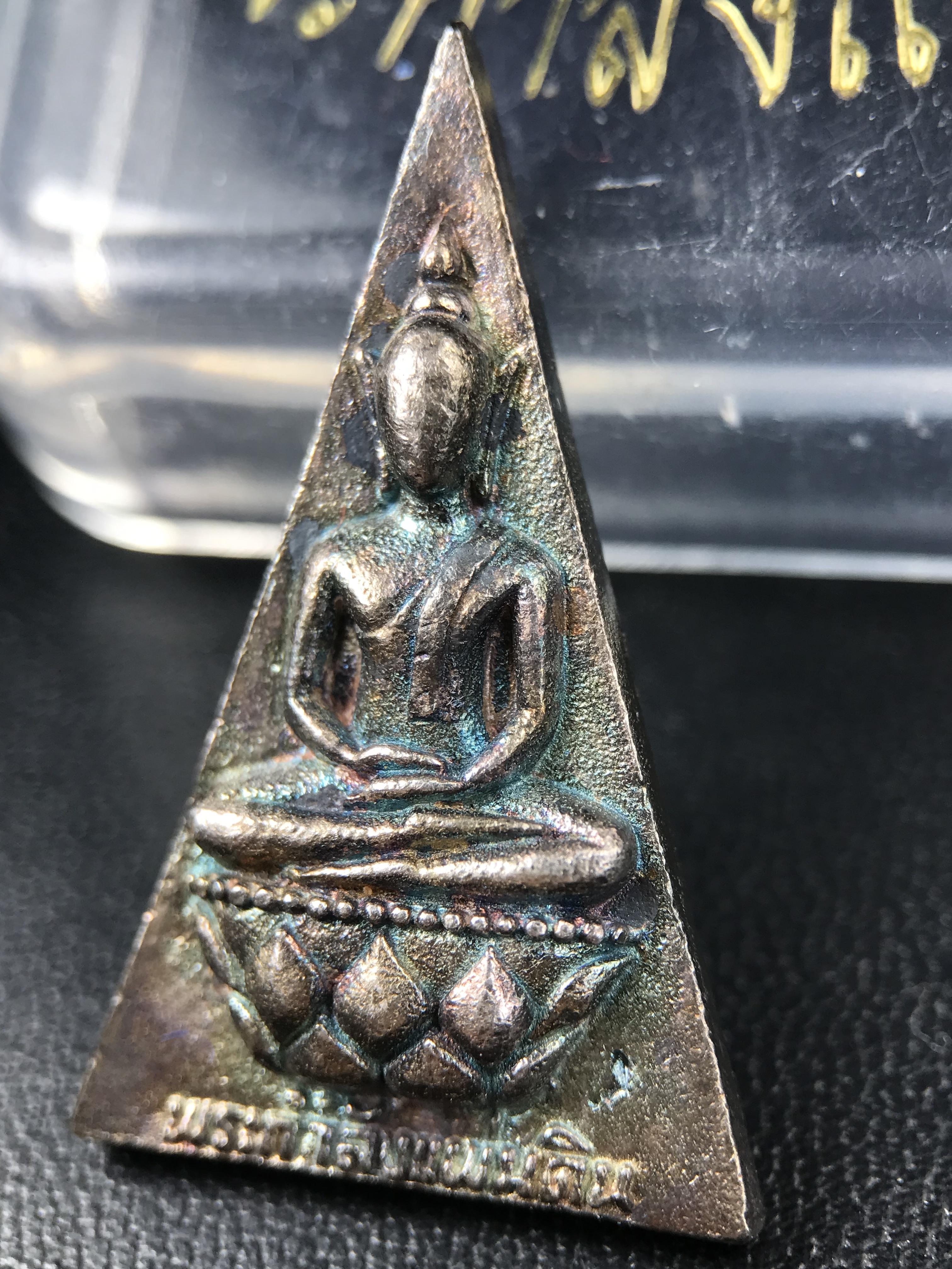 พระกำลังแผ่นดิน (สมเด็จจิตรลดา2) จัดสร้างเฉลิมพระเกียรติในหลวงรัชกาลที่ 9 ครองราชย์ 50 ปี 2539 เนื้อเงิน(ผิวเดิม รุ้งๆสวย(สร้างน้อยหายาก) (1ใน 2539 องค์)พร้อมกล่องบรรจุเดิมพระดี พิธีใหญ่ อีกหนึ่งรุ่นที่แนะนำ ***เนื้อเงินผิวแบบนี้หายากพบเจอน้อย***