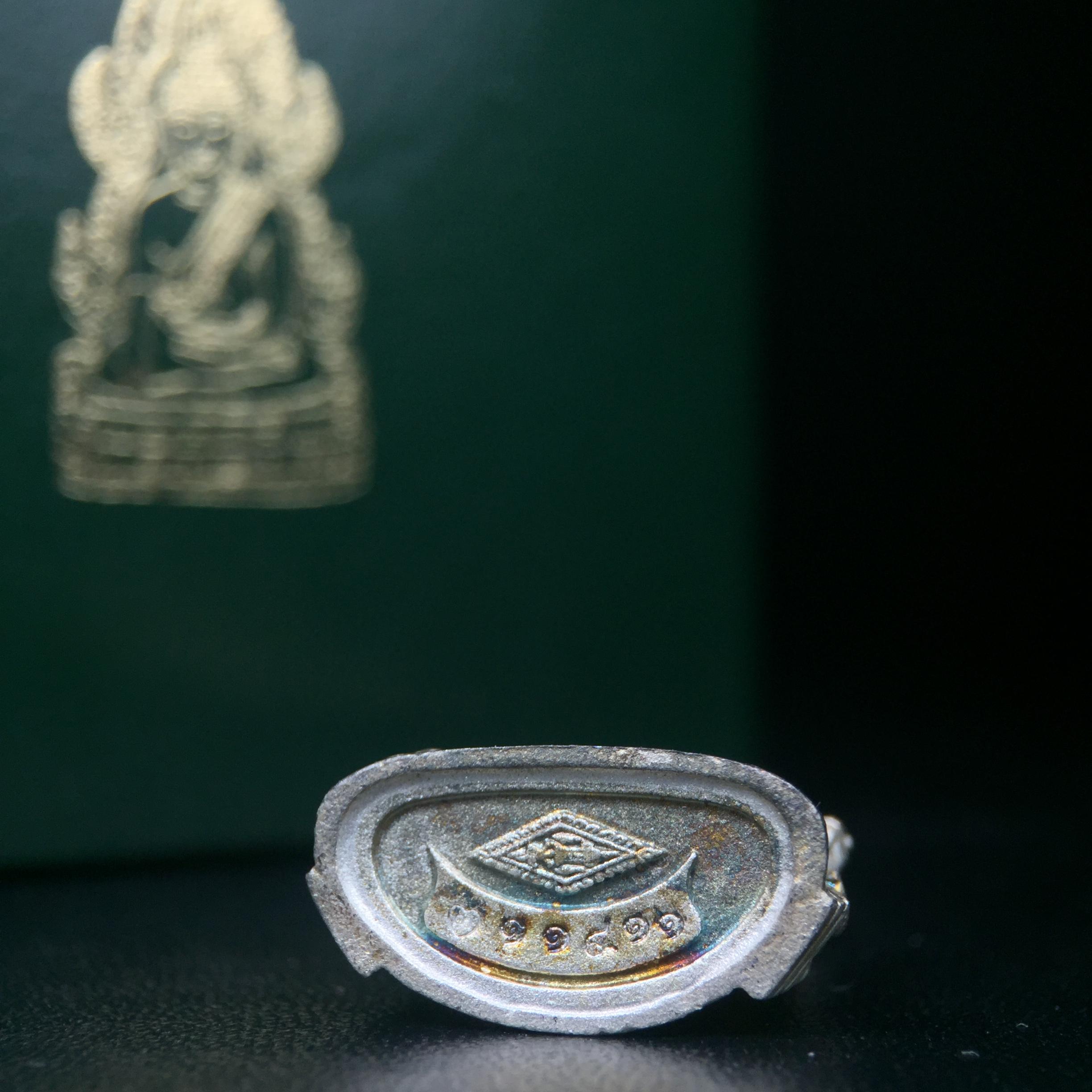 พระพุทธชินราช รุ่นมหาลาภ พิธีพุทธาภิเษกวัดพระศรีรัตนมหาธาตุวรมหาวิหาร จ.พิษณุโลก ปี 2540 เนื้อเงินบริสุทธิ์ 99.9% (นวลเงา)(สภาพผิวเดิมขึ้นสีรุ้ง สวยมากๆเสน่ห์พระเนื้อเงิน สีสันที่ธรรมชาติสรรค์สร้าง) พร้อมกล่องบรรจุเดิม (องค์หมายเลข 11411)(เลขกระจก)นิยม