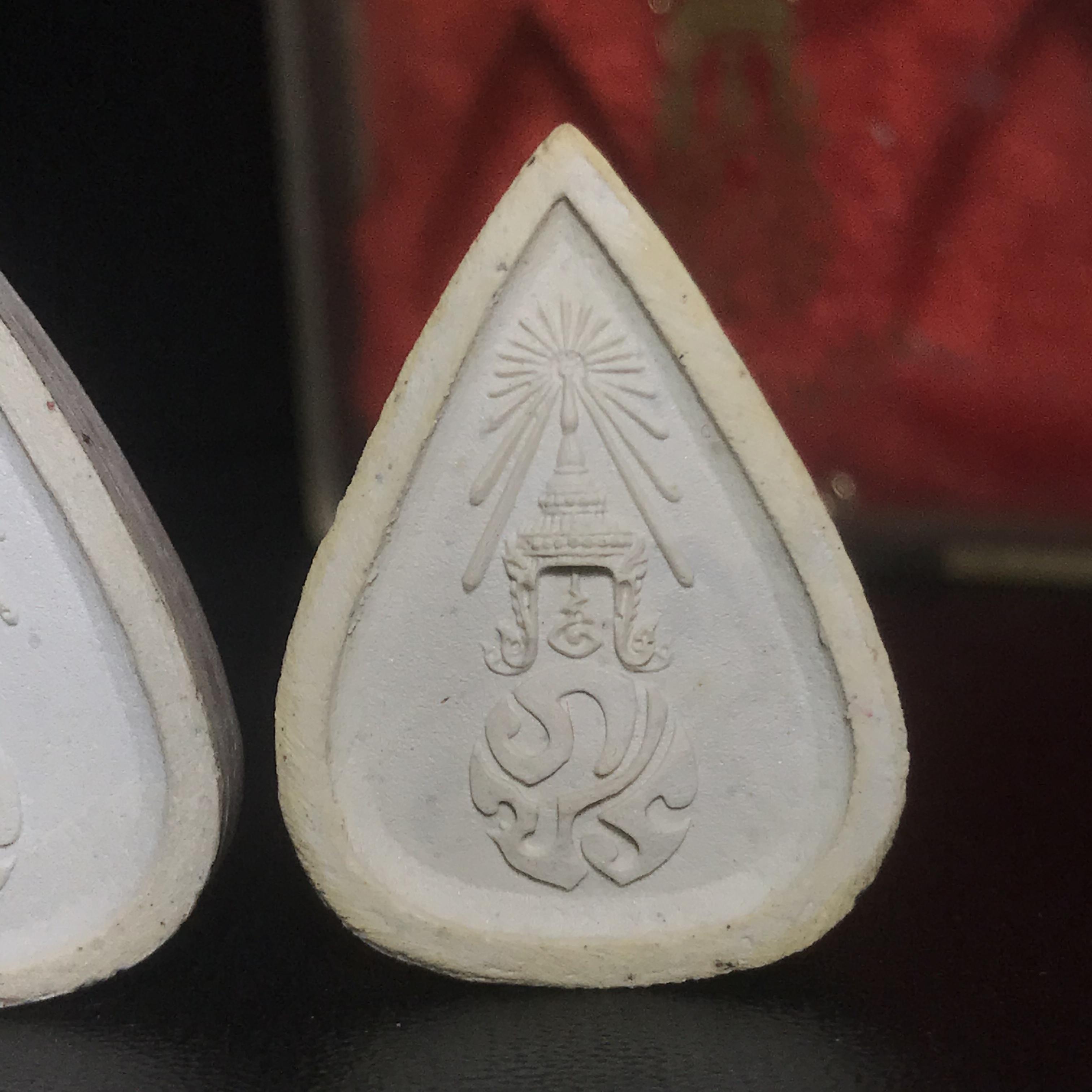 พระแก้วมรกต หลัง ภปร. เนื้อผง ปี2530 พระดี พิธีใหญ่ ประกอบพิธีพุทธาภิเษกพร้อมกับพิธีพระกริ่งปวเรศ ปี2530 วัดบวรนิเวศและวัดพระแก้ว(ครบชุดสามฤดูกล่องเดิมครบ)หายาก