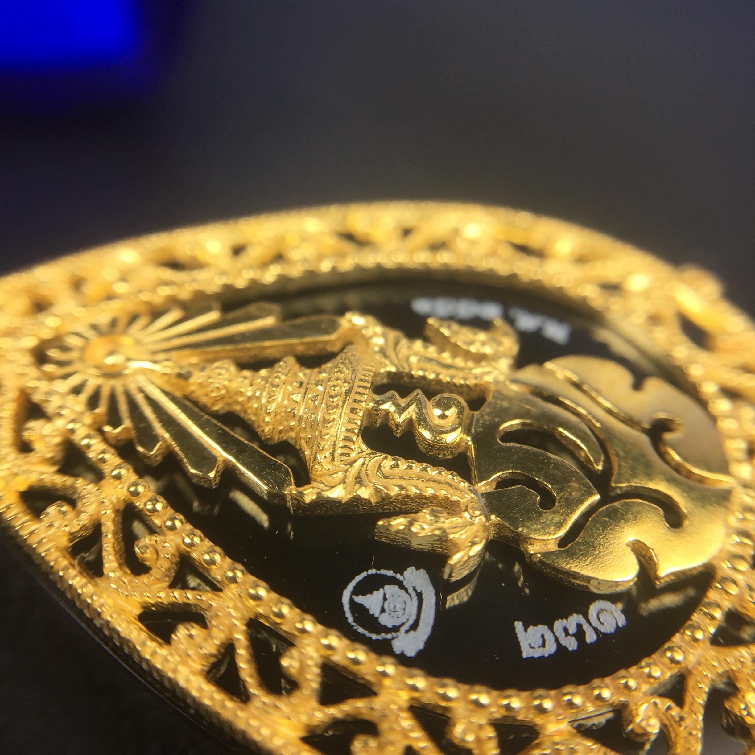 เหรียญพระพุทธชินราช ภปร. รูปหยดน้ำ โครงการ เพราะแผ่นดินนี้คือแผ่นดินเกิด เนื้อทองคำ (นน.รวม 7.3 กรัม) ปี2551 (ขนาด 21 x 29 มม.) (สวยงามหายาก)1ใน 3000องค์