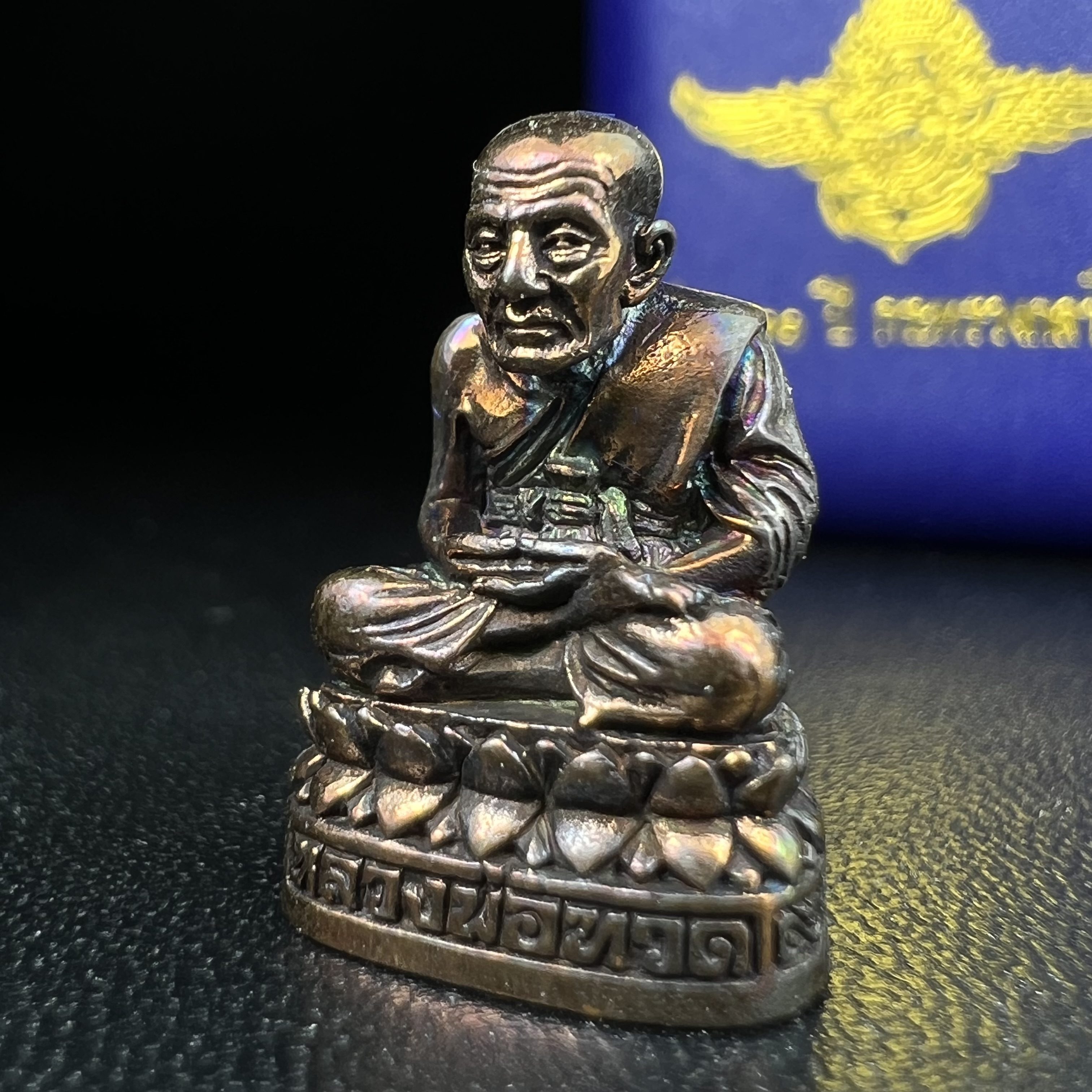 รูปเหมือนหล่อลอยองค์หลวงปู่ทวด รุ่น 111ปี กระทรวงกลาโหม เนื้อนวโลหะรมดำ-ปัดเงา ปี2540 พิธีใหญ่ เข้มขลัง นิยม พร้อมกล่องบรรจุเดิม(คัดสภาพสวยผิวเทพๆผิวรุ้งๆ)ทั้งพิธีทั้งพุทธศิลป์ทรงคุณค่าอีกหนึ่งรุ่นยอดนิยม