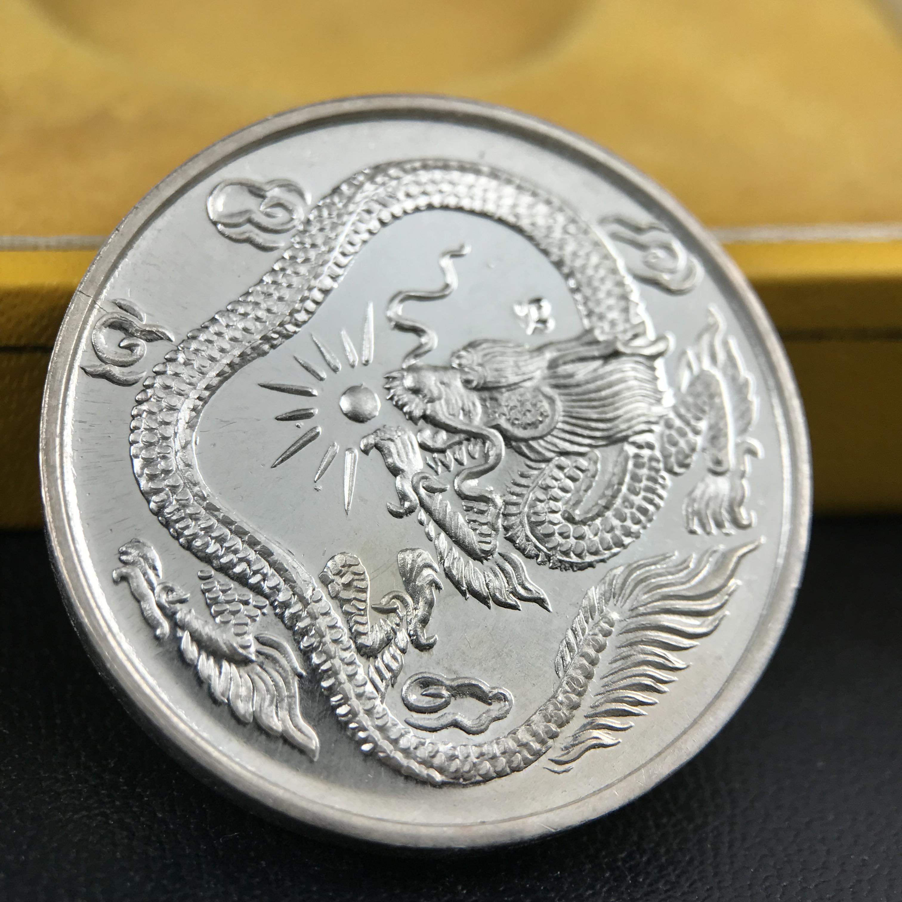 เหรียญพระโพธิสัตว์ อวโลกิเตศวร กวนอิม หลังมังกรเล่นแก้ว วัดราชบพิธสถิตมหาสีมาราม ปี 2536 เนื้อเงิน(ขัดเงาผิวกระจก) ขนาด 3 ซม. ตอกโค๊ตขอบเหรียญ ปลุกเสกพิธีใหญ่ พร้อมกล่องบรรจุเดิมครบ สภาพสวย