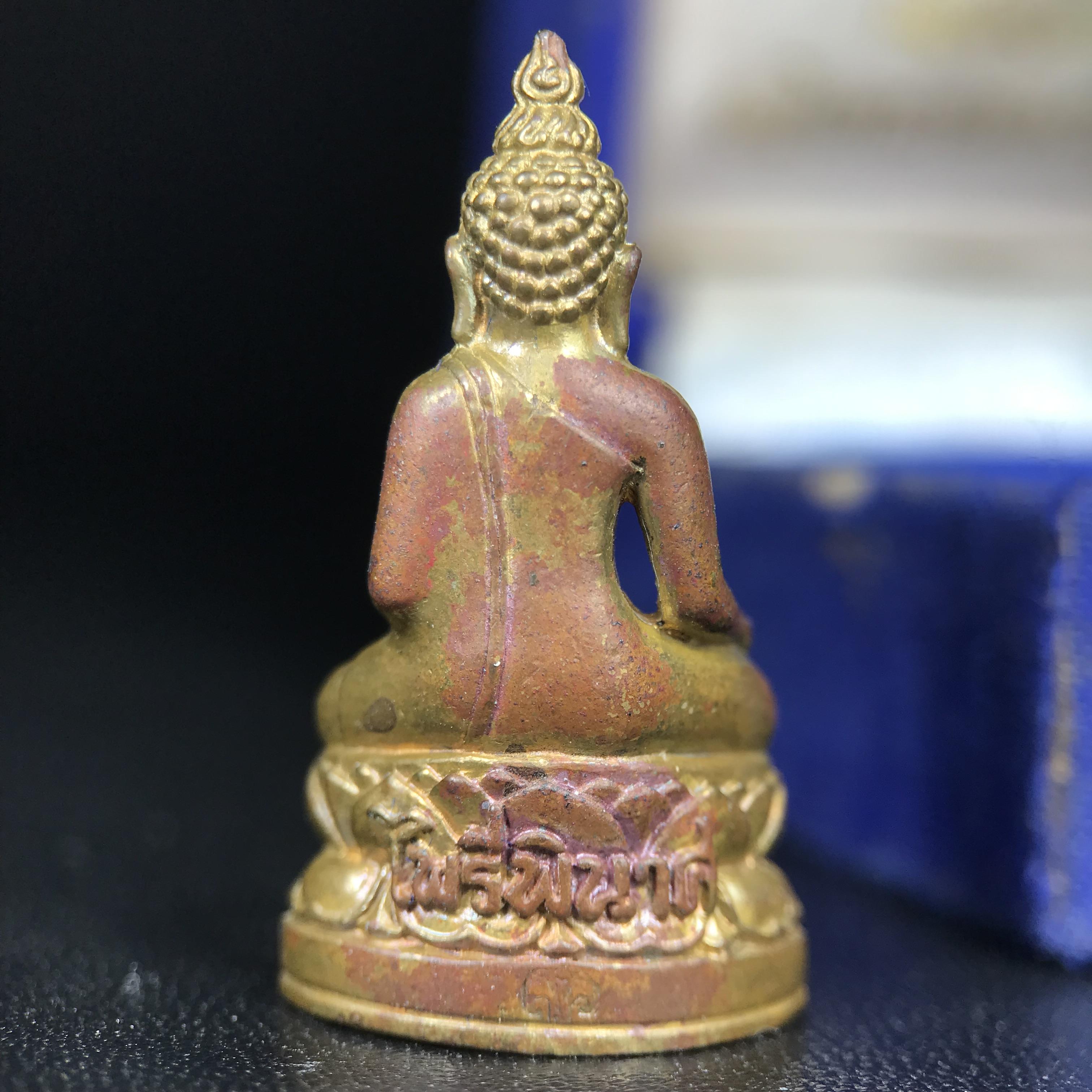 พระกริ่งไพรีพินาศ บรรจุเหล็กไหล ครั้งแรกและครั้งเดียวในประวัติศาสตร์ เฉลิมพระเกียรติ พระบาทสมเด็จพระเจ้าอยู่หัวรัชกาลที่9 พระชนมพรรษา 6 รอบ ปี2542 เนื้อสัมฤทธิ์(บรรจุเหล็กไหล)ดีนอก-ดีใน พิธีใหญ่ มวลสารเด่น (หายาก)